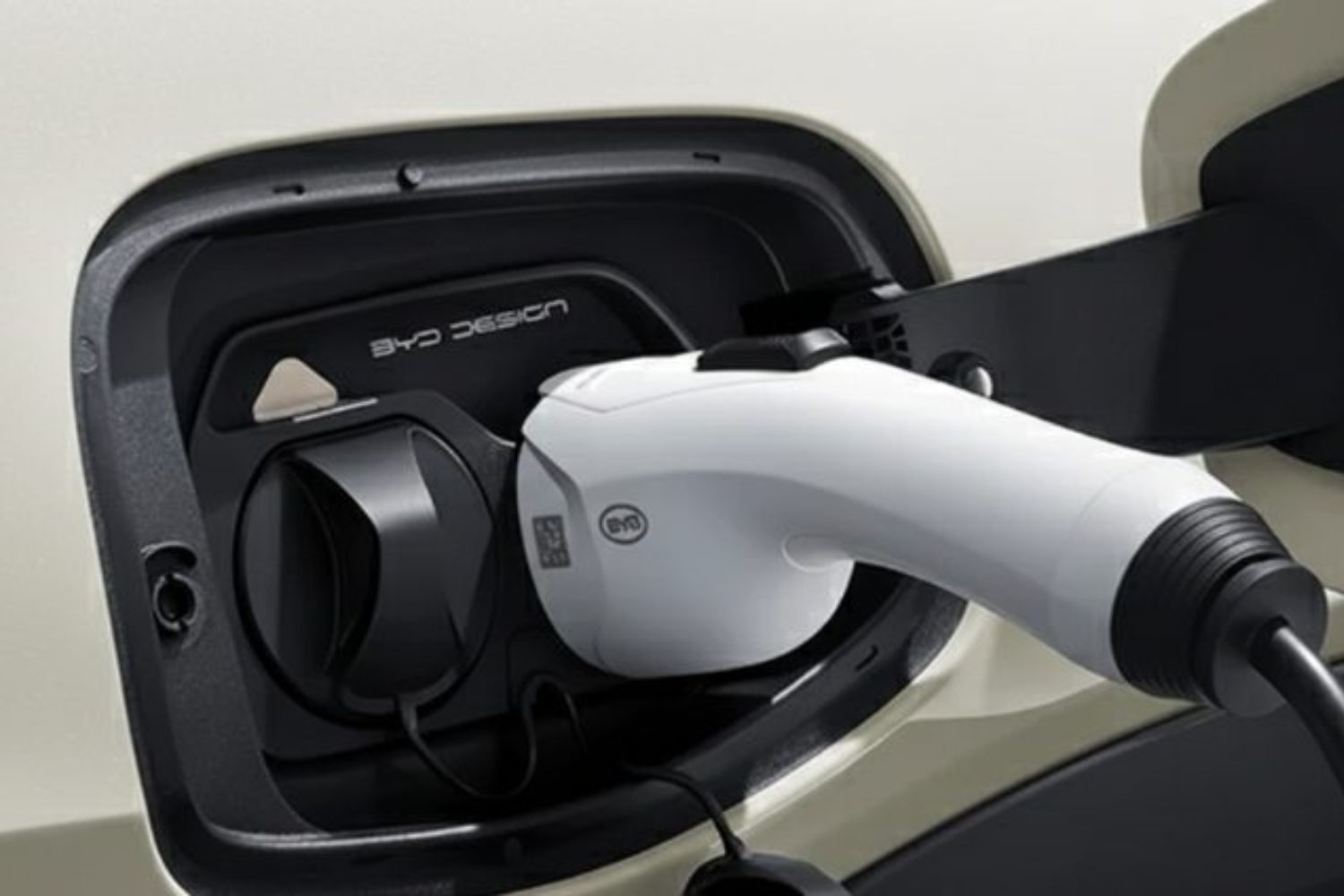 Carro elétrico da BYD carrega em tempo recorde e impressiona a internet