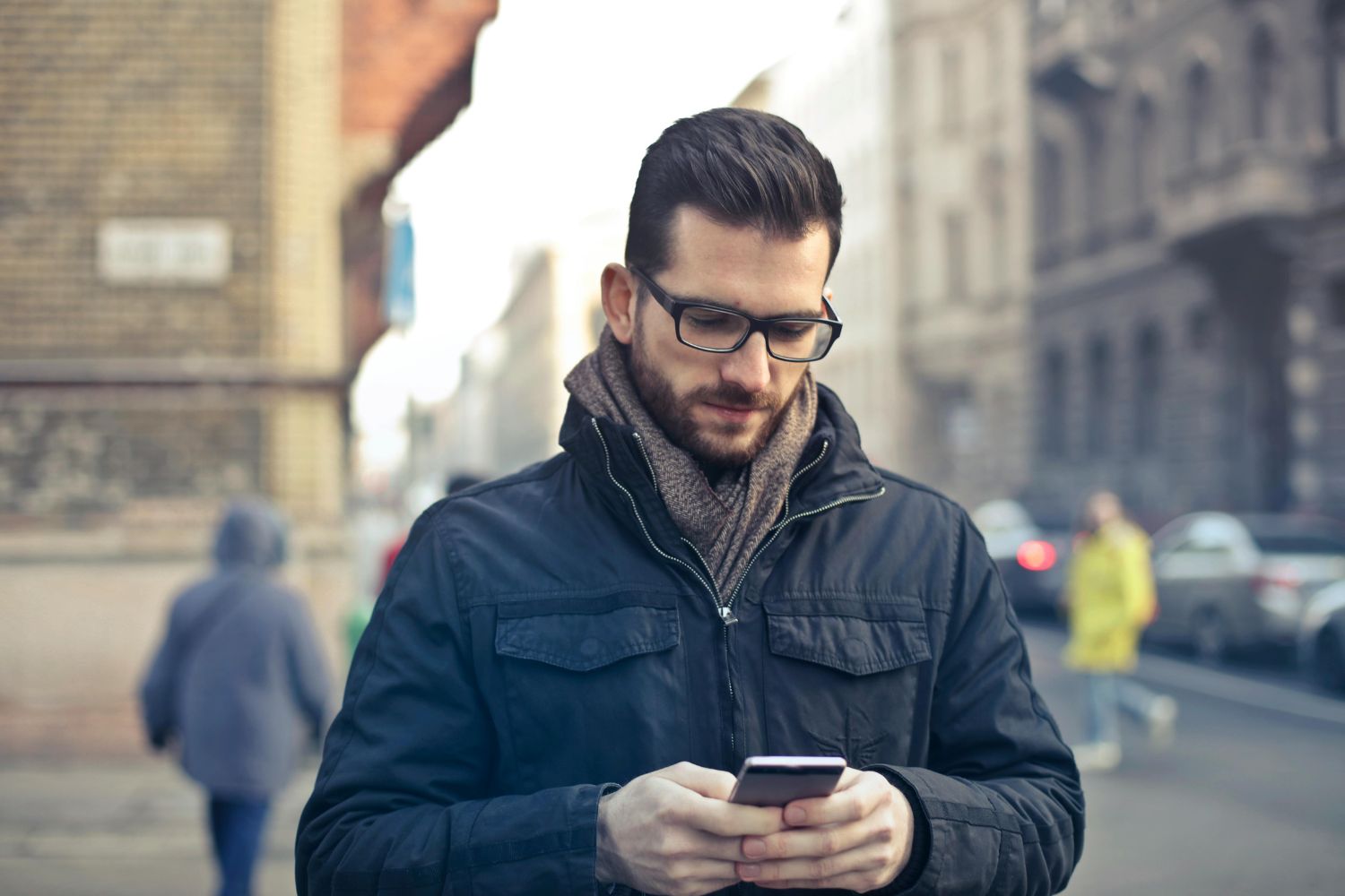 O celular deixou de ser só um aparelho — e virou um assistente de luxo no bolso