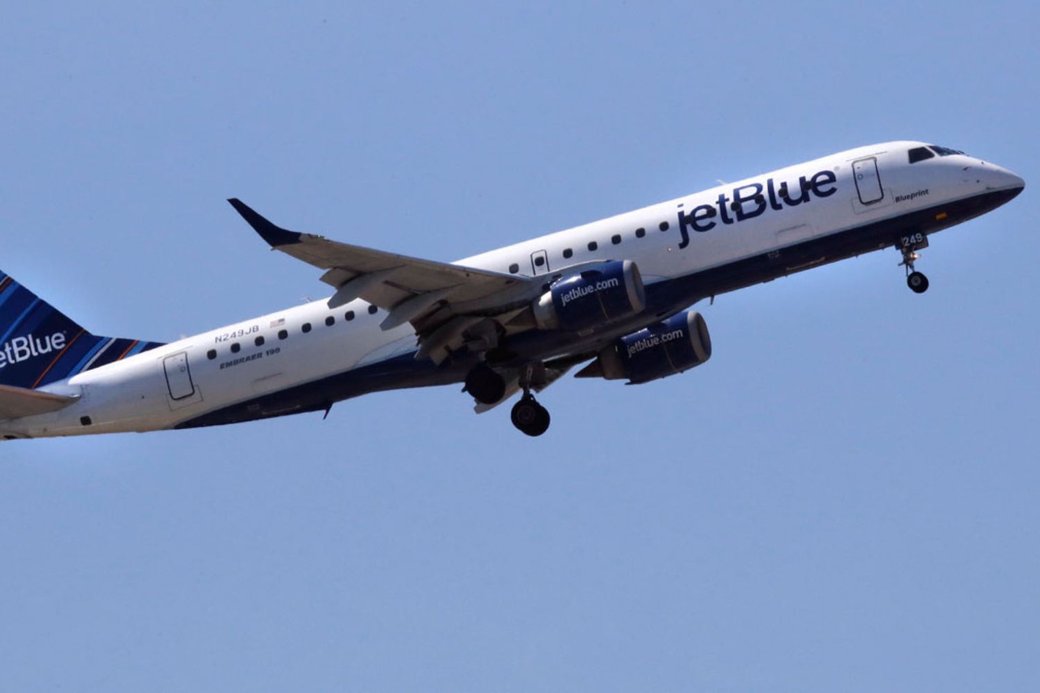 Quase colisão no ar: avião da JetBlue evita desastre no Caribe