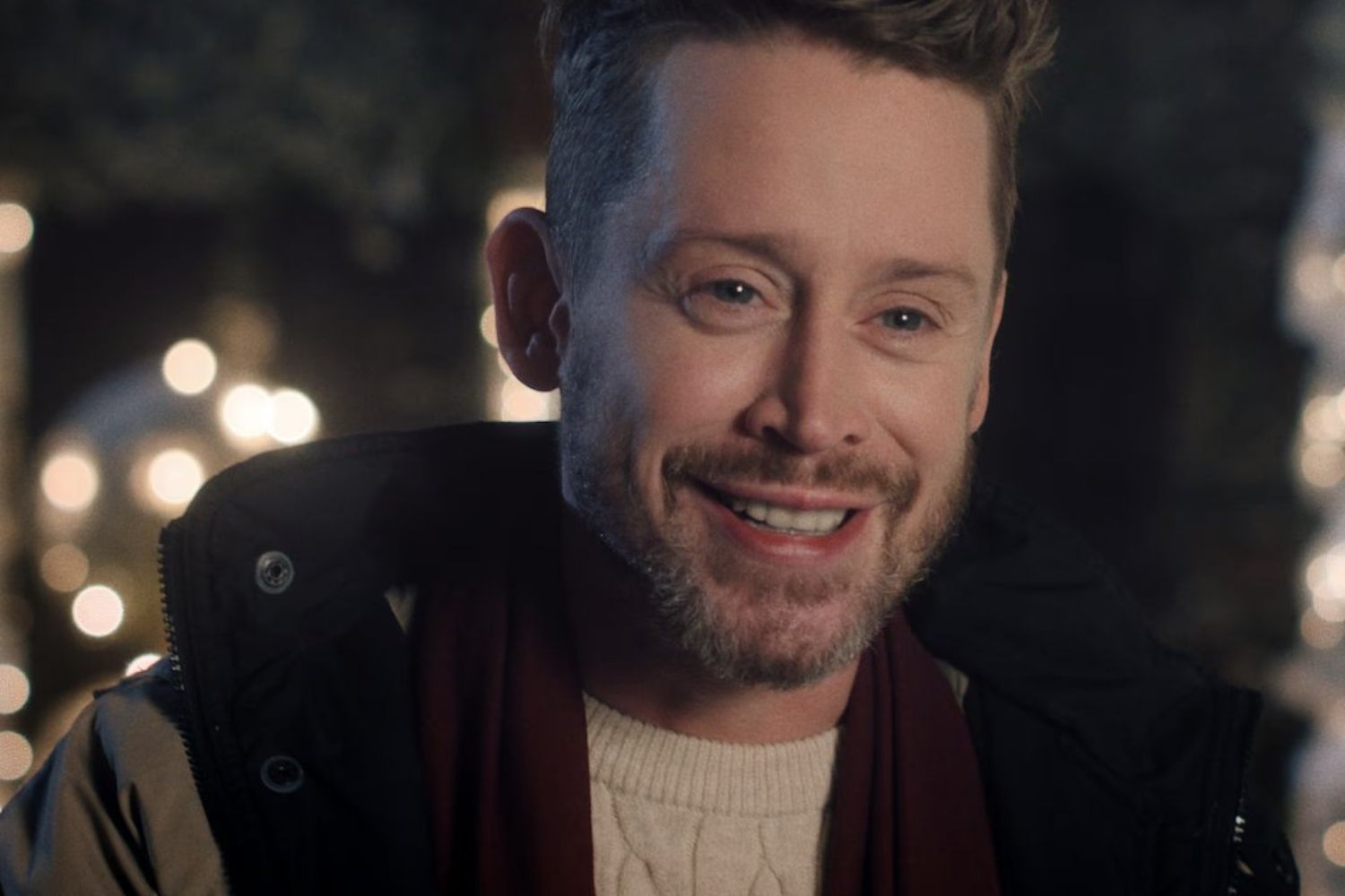 Macaulay Culkin reaparece em campanha brasileira e ativa nostalgia natalina