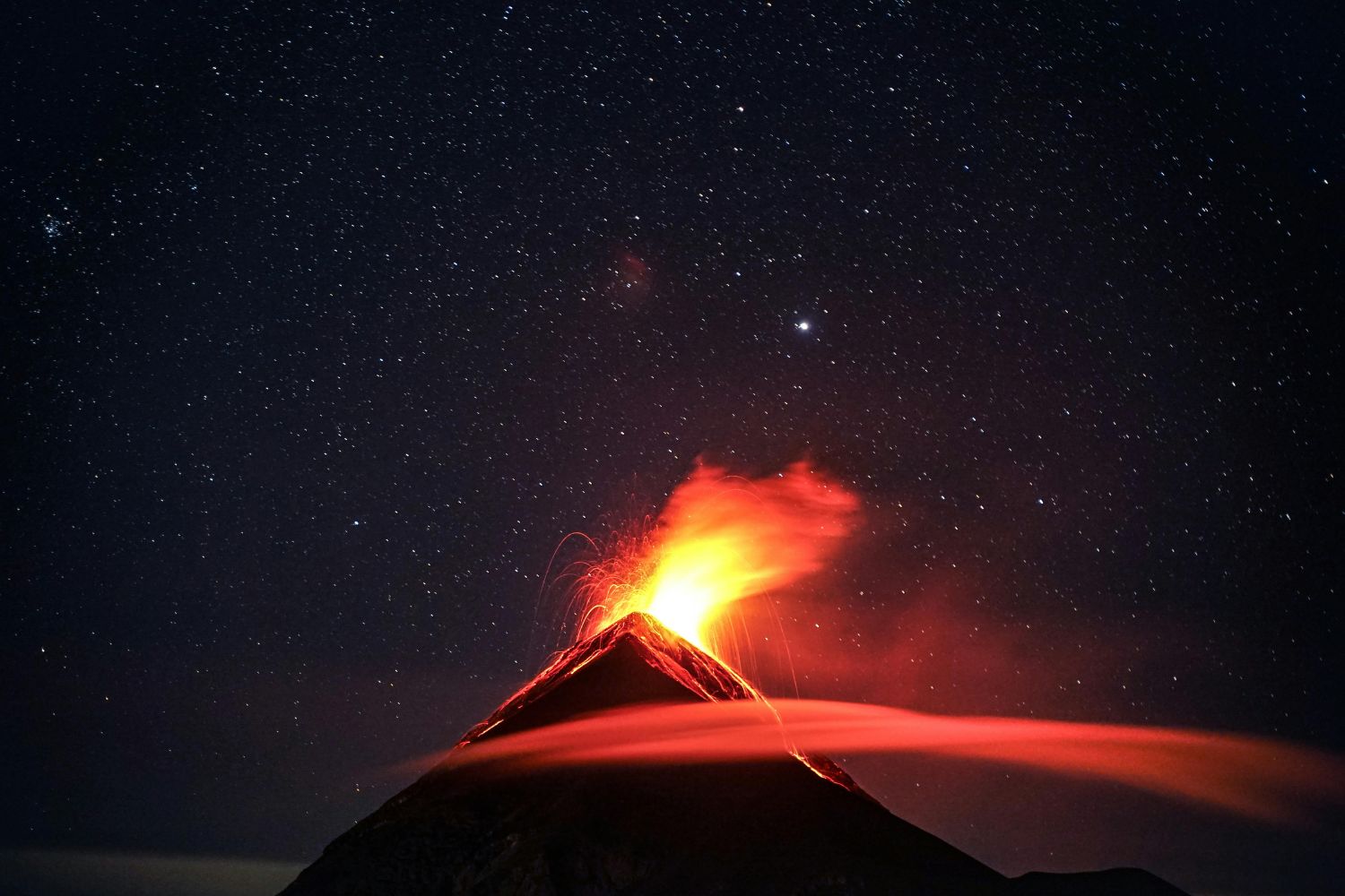 Lava destrói câmera que monitorava vulcão no Havaí há quase um ano