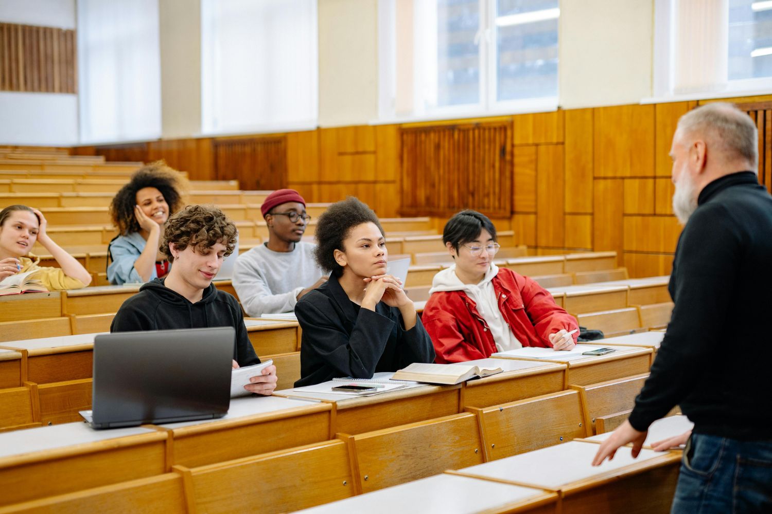 Professores usam truque invisível para flagrar alunos usando ChatGPT