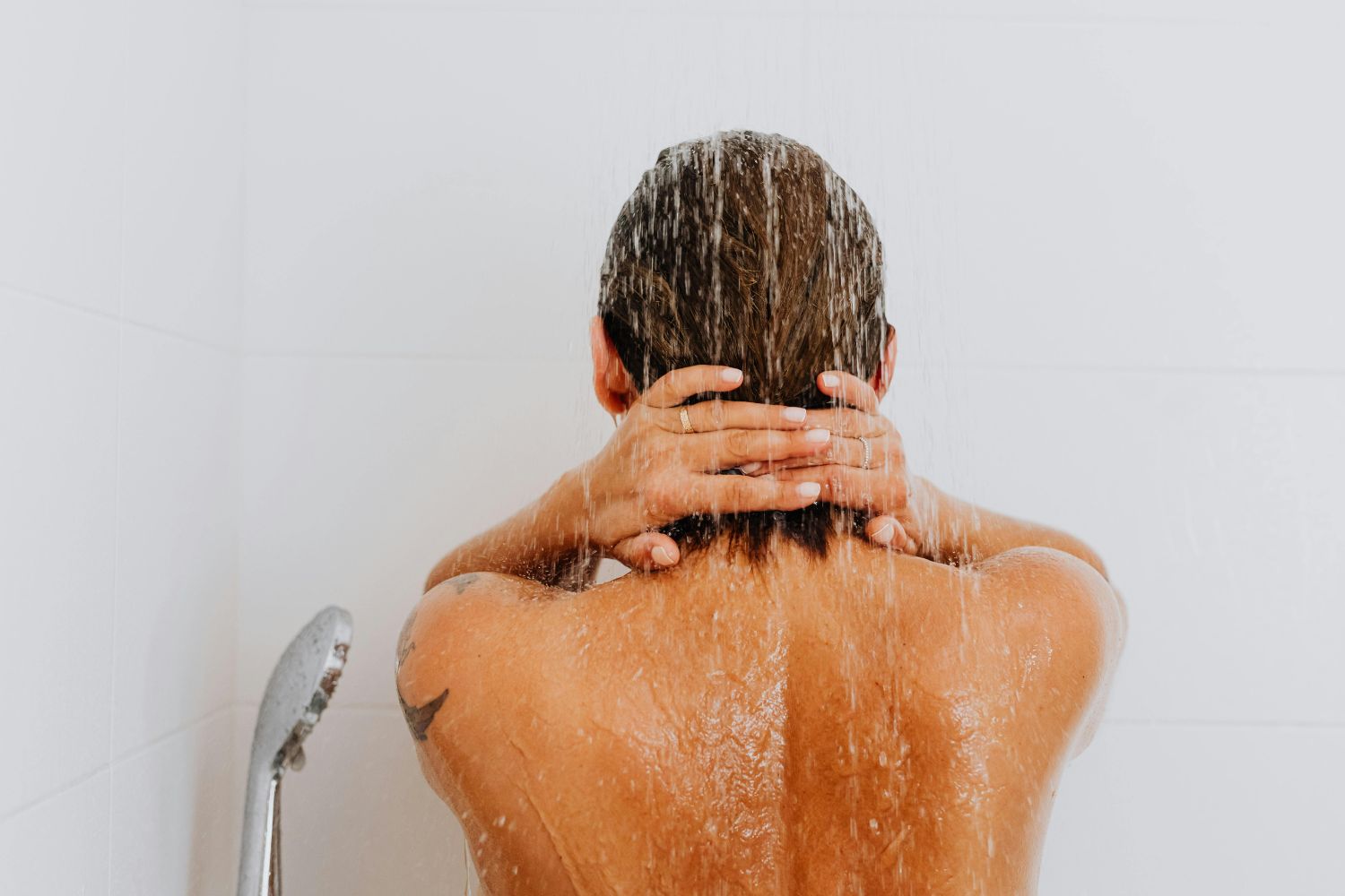 Com que frequência lavar o cabelo? Dermatologista quebra o mito