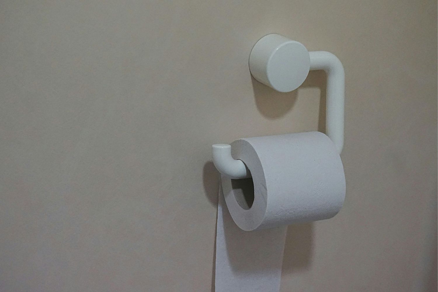 Joguei papel higiênico no vaso por anos — até entender o erro