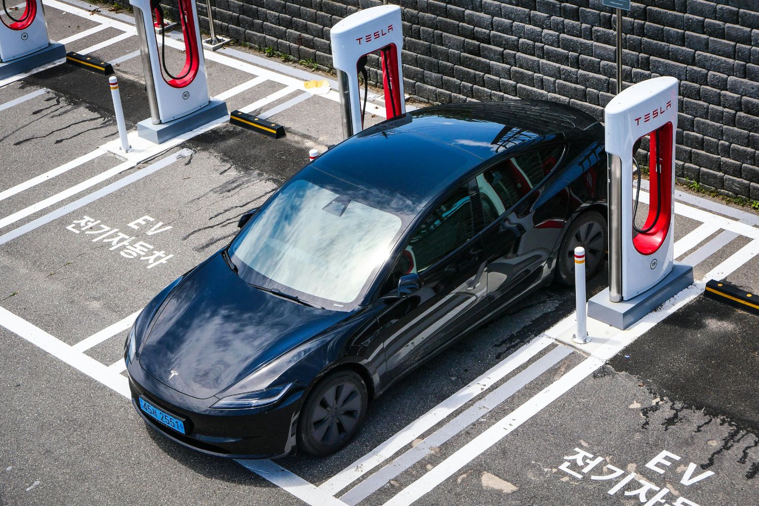 Físico alemão mostra por que carro elétrico é até 6 vezes mais eficiente