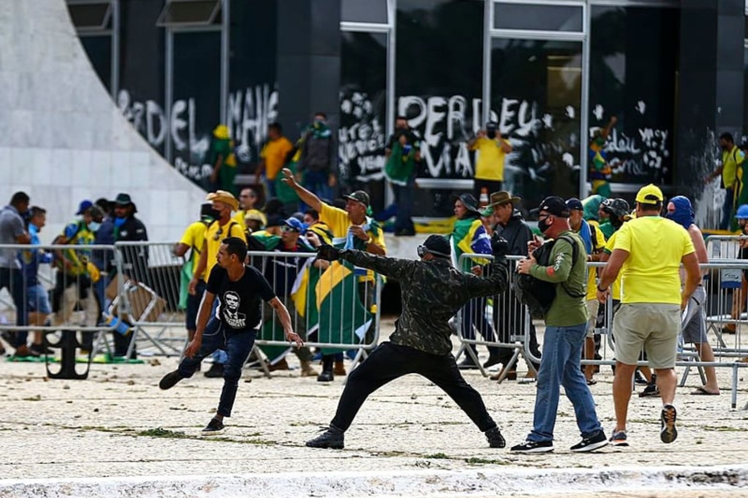 Câmara aprova projeto que muda o cálculo das penas para crimes ligados aos ataques de 8 de janeiro