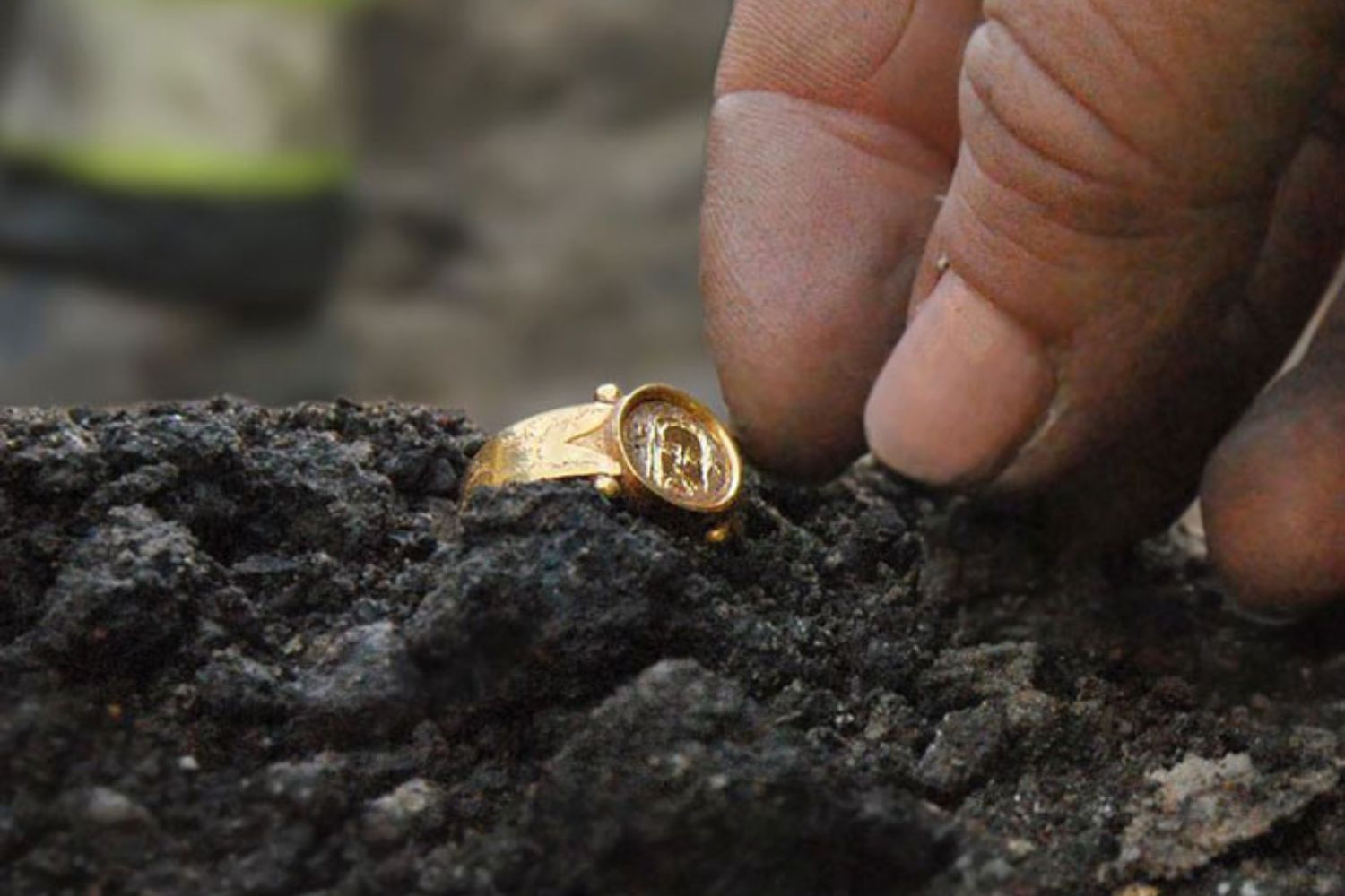Anel com imagem de Jesus intriga arqueólogos após achado raro