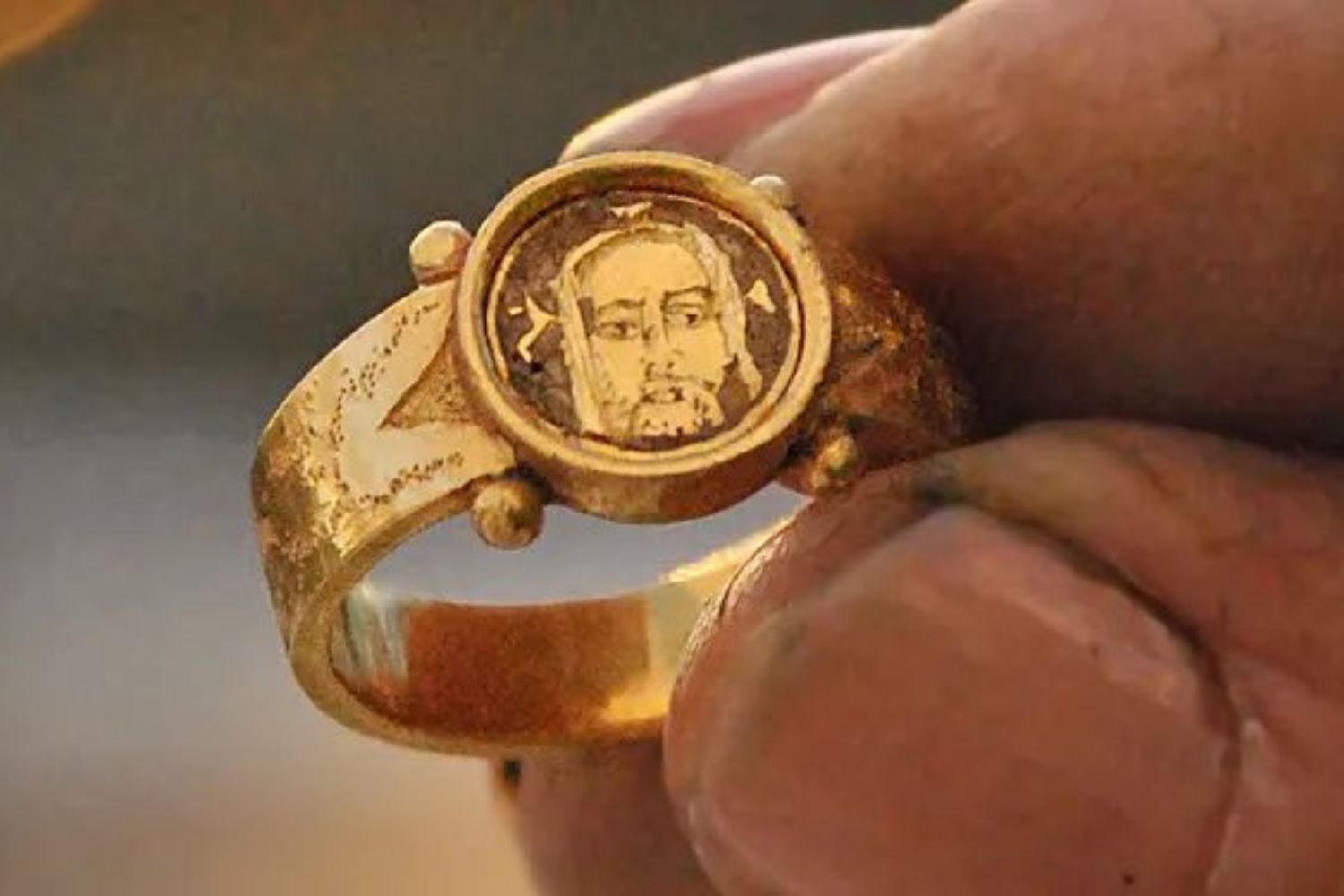 Anel com imagem de Jesus intriga arqueólogos após achado raro