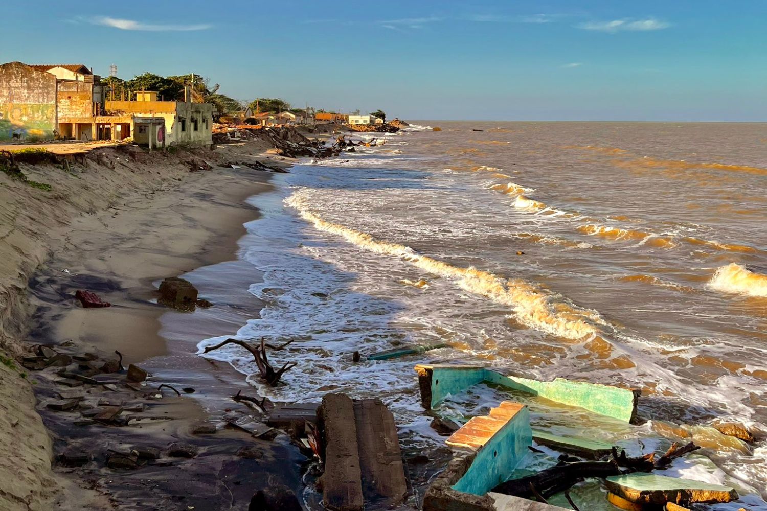 O mar avança, ruas desaparecem e uma cidade brasileira luta para não sumir do mapa