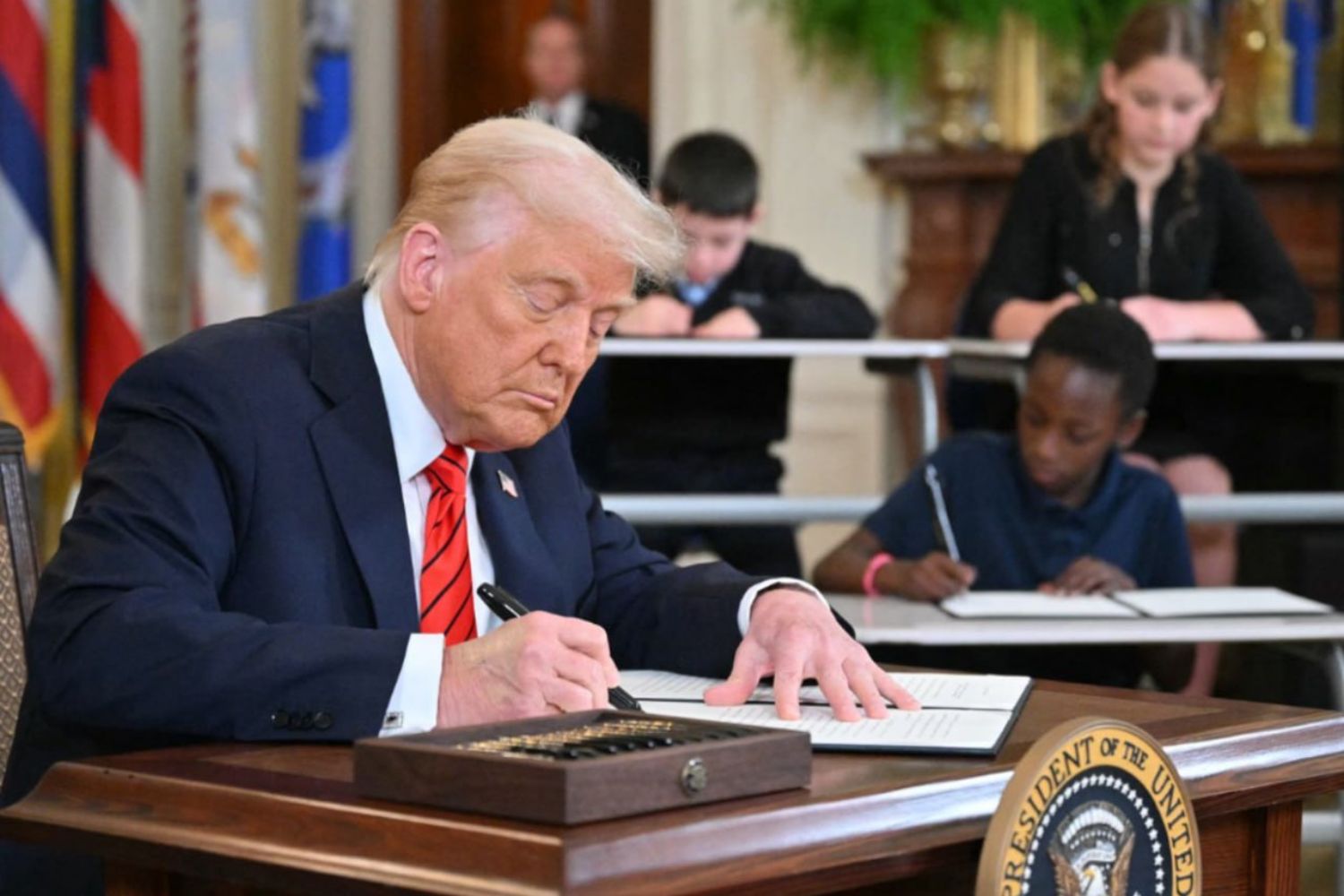 Trump suspende processos de imigração para 19 países e amplia endurecimento