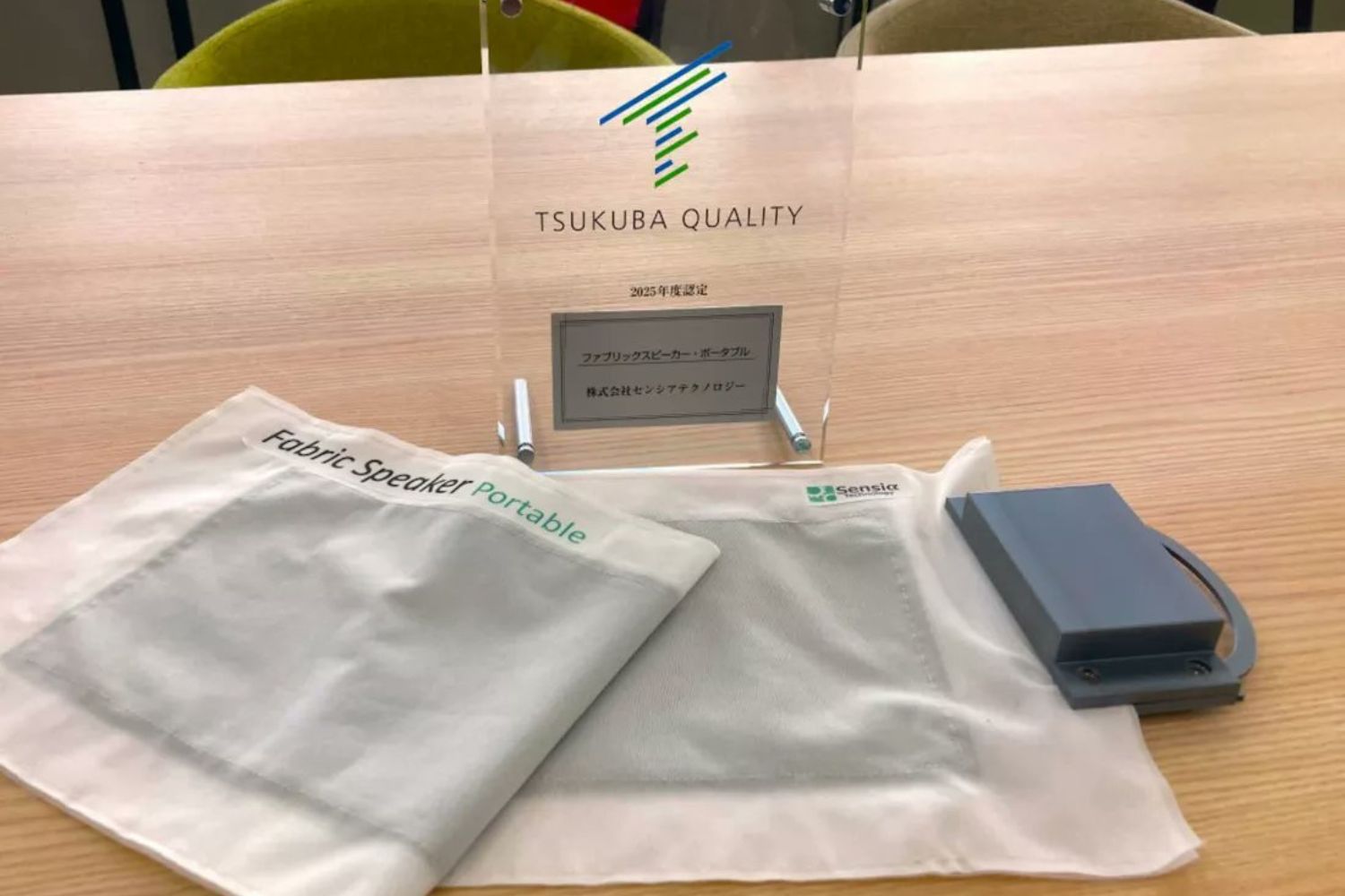 The breakthrough comes from the startup Sensia Technology, which introduced a portable speaker crafted from electronic fabric. Without cones, magnets, or rigid components, the fabric itself produces sound. This design challenges our conventional notion of what a speaker is.