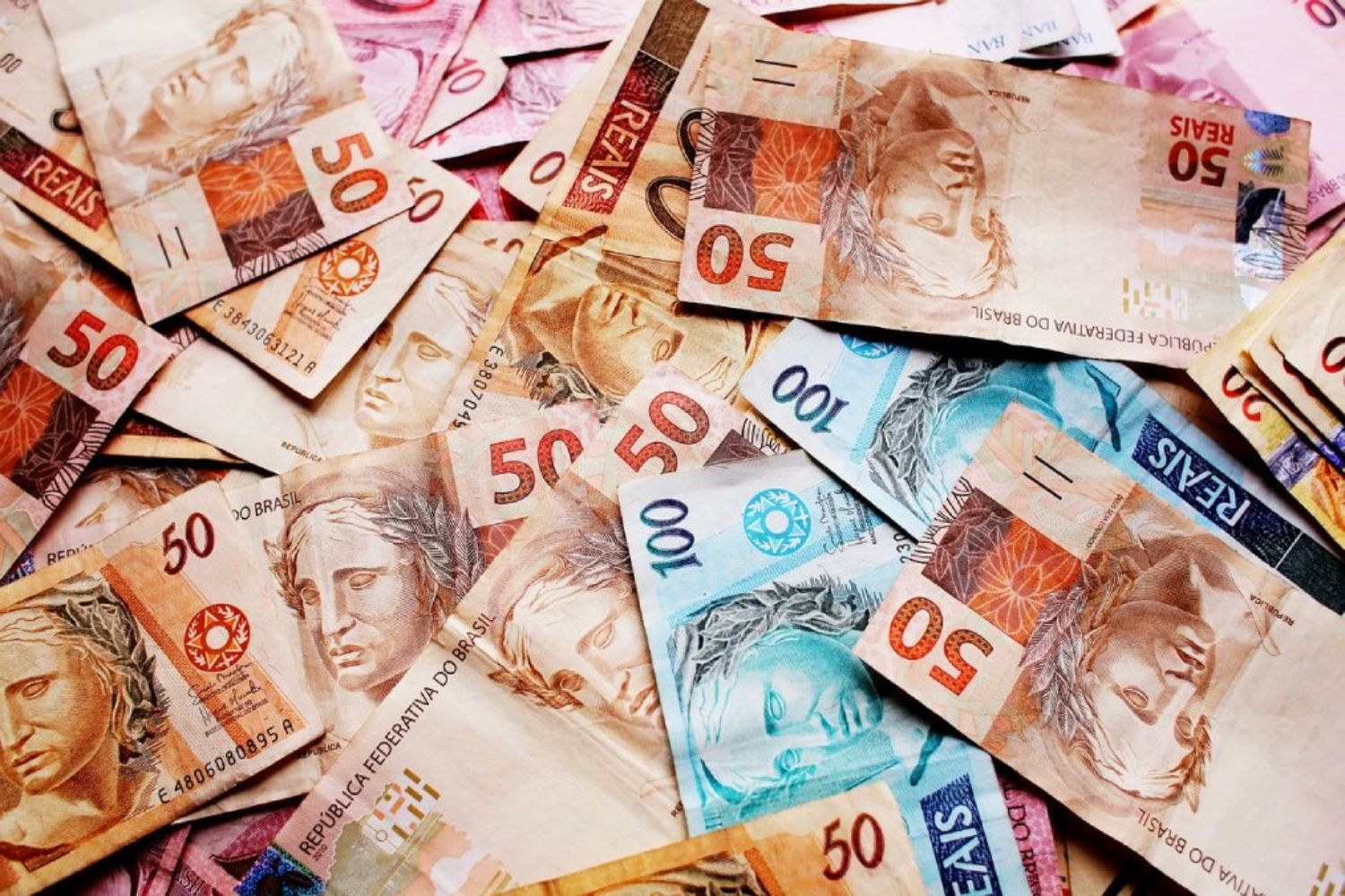 Salário mínimo sobe para R$ 1.621 em 2026: veja o que muda