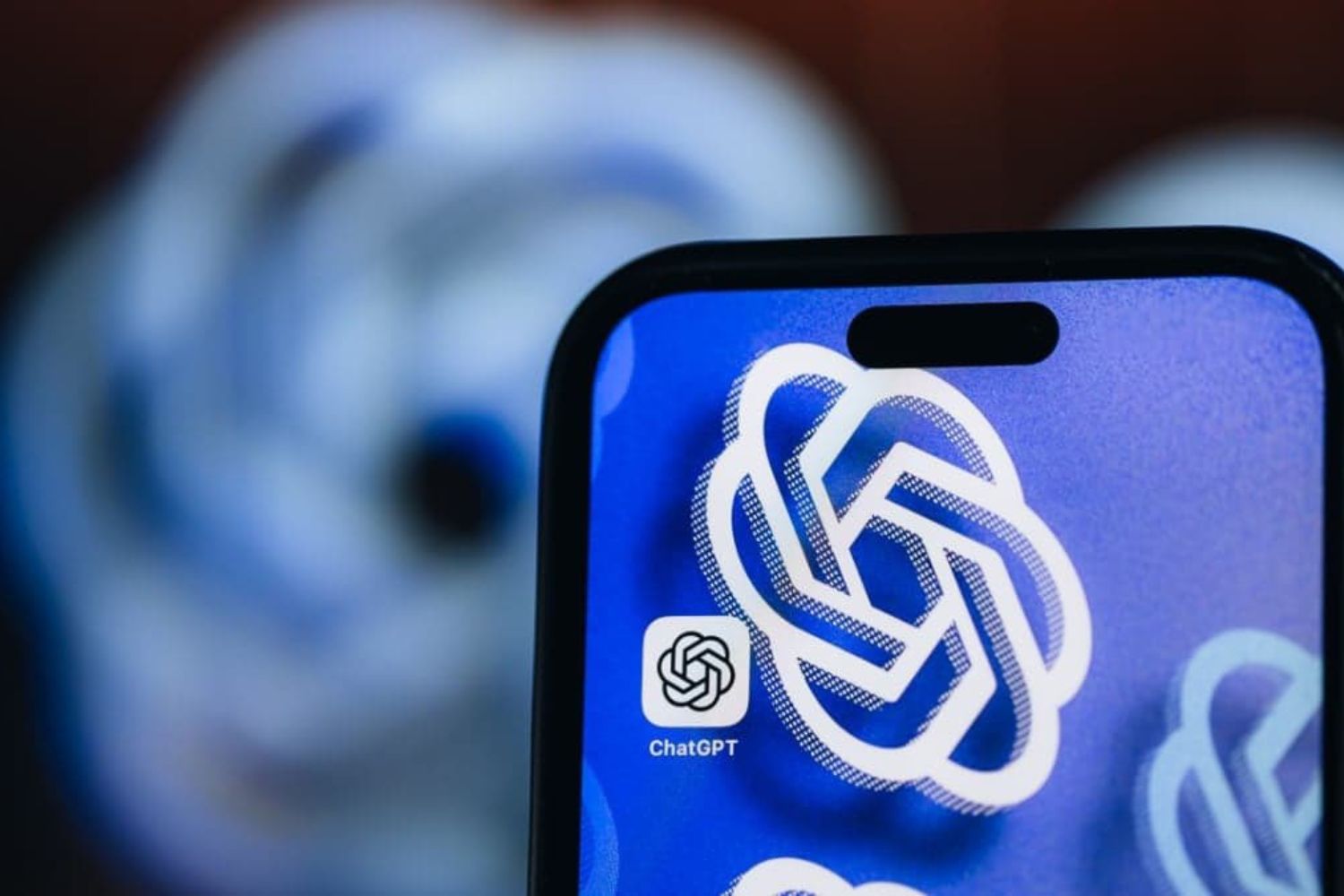 A OpenAI começou a usar um sistema que estima a idade dos usuários para aplicar proteções automáticas