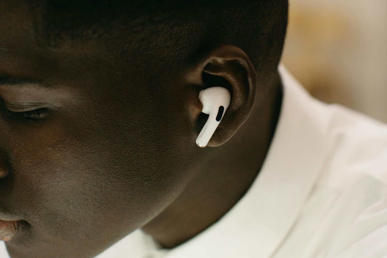 Fones bluetooth fazem mal? O que a ciência realmente diz sobre o alerta que viralizou