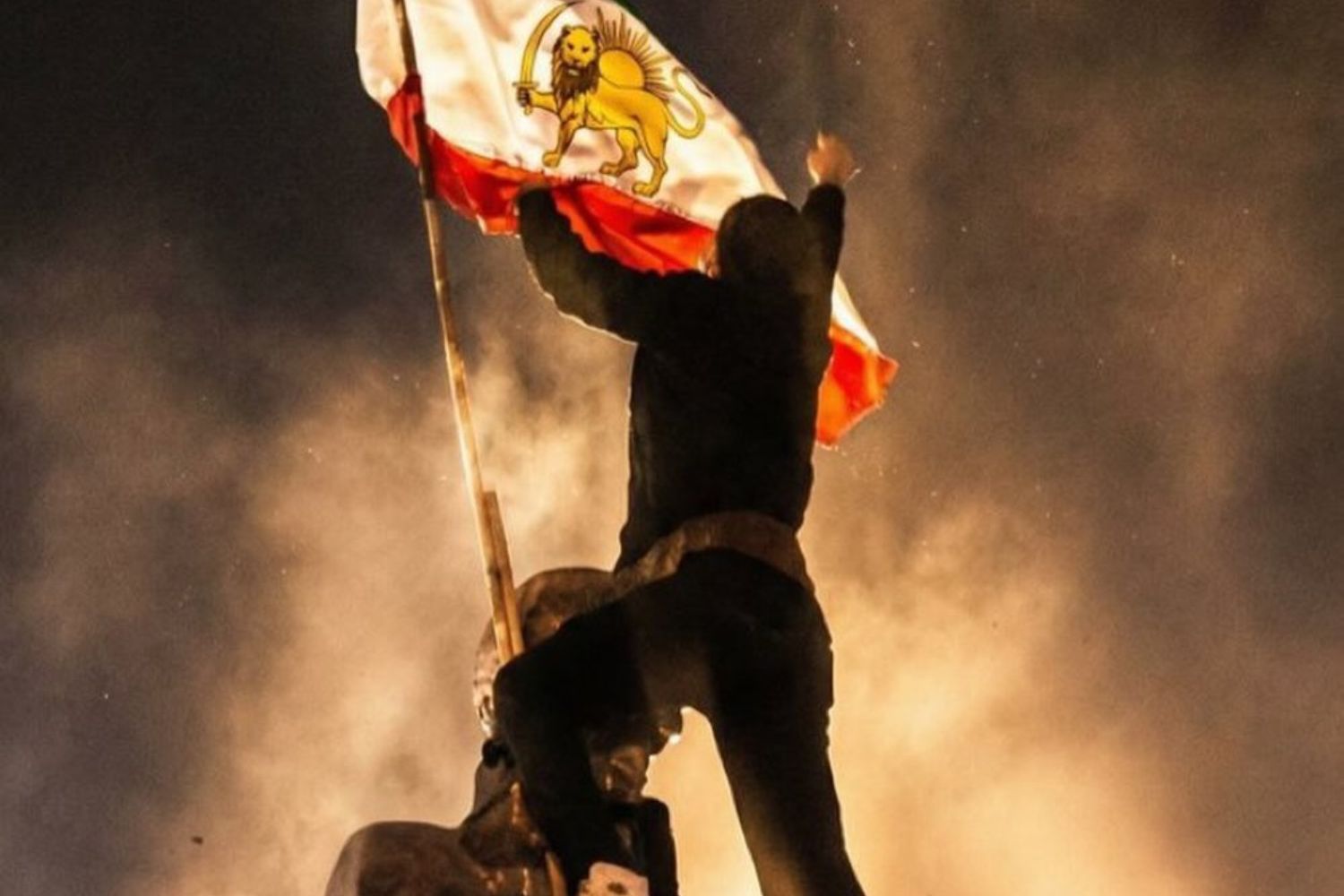 Mesmo com a internet cortada e a repressão nas ruas, protestos voltaram a explodir no Irã