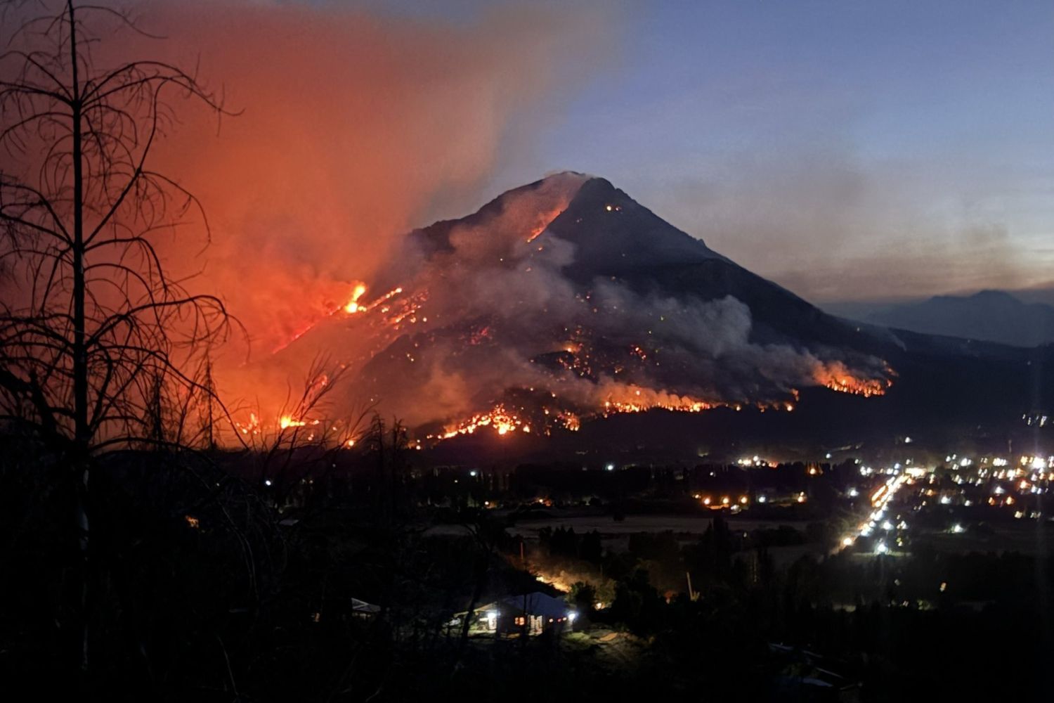 Enquanto incêndios se espalham por diferentes regiões da Patagonia Argentina, cortes orçamentários levantam dúvidas sobre a capacidade de resposta do país