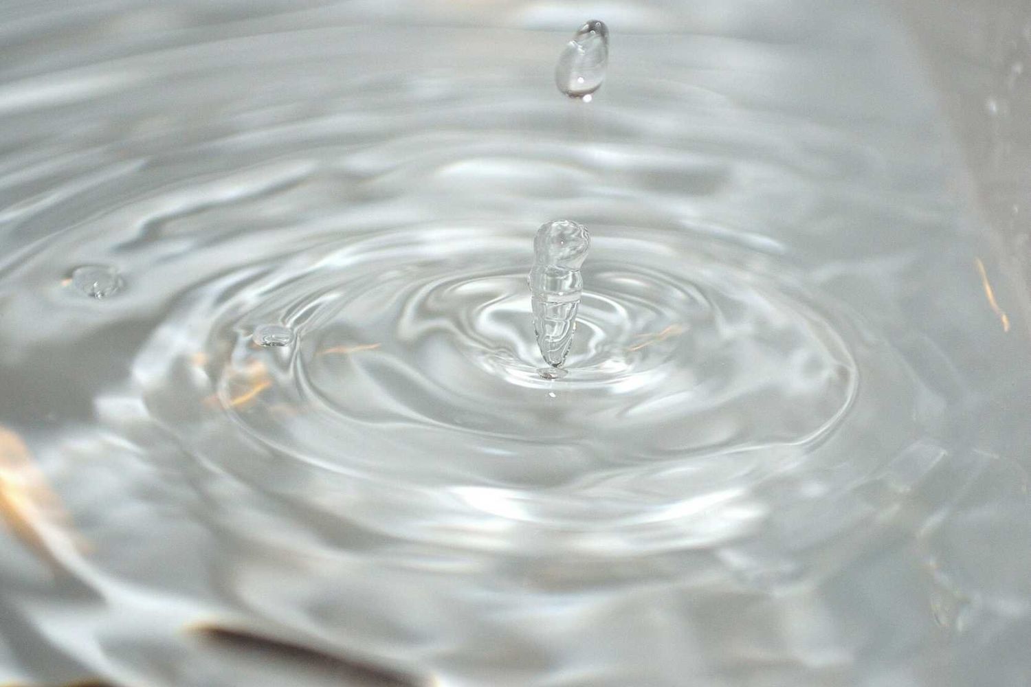 Ela custa centenas de reais por litro, é produzida com tecnologia extrema e representa o auge da pureza química. Ainda assim, essa água não deve jamais ser bebida