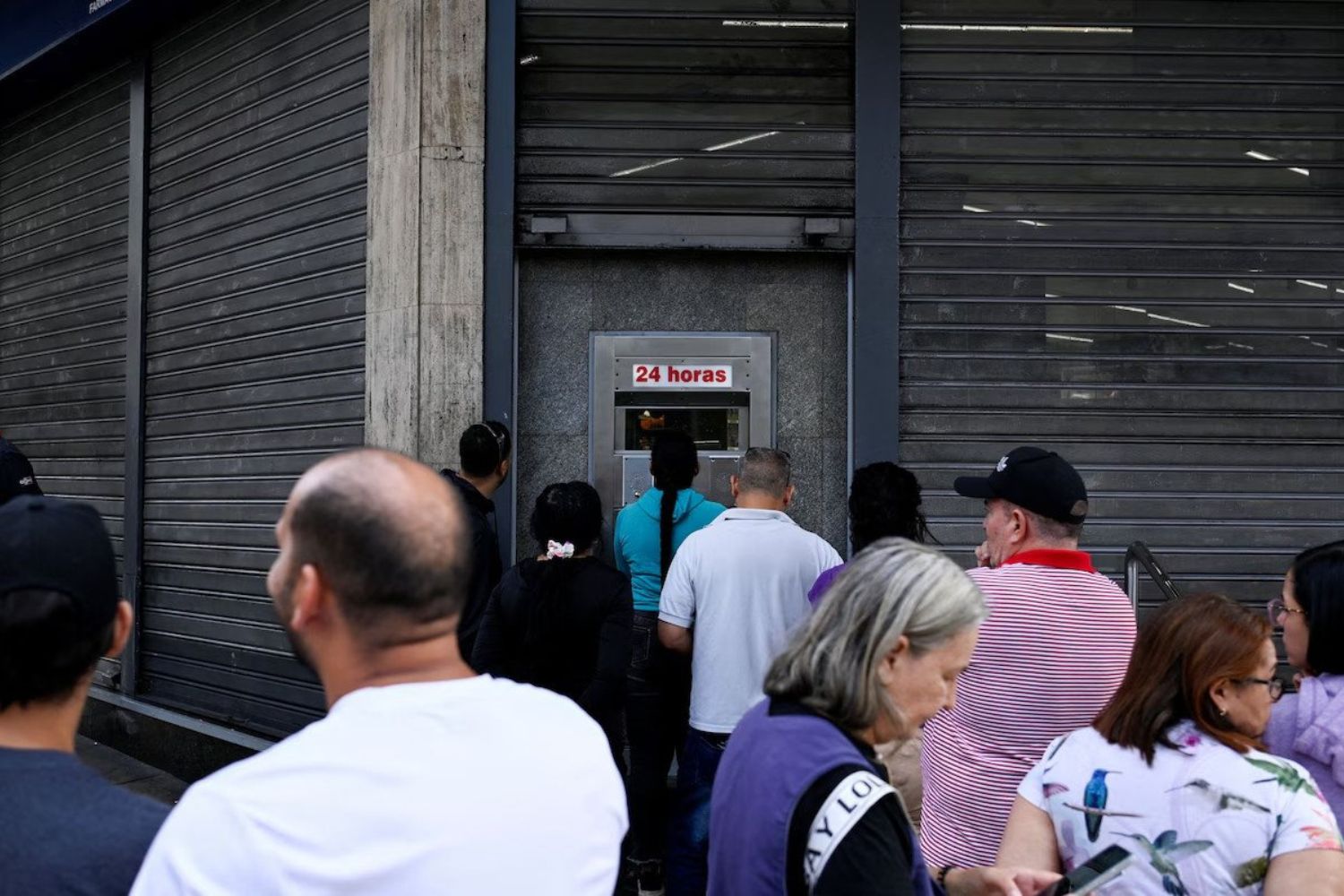 Medo, silêncio e compras às pressas: como os venezuelanos reagiram após os ataques dos EUA