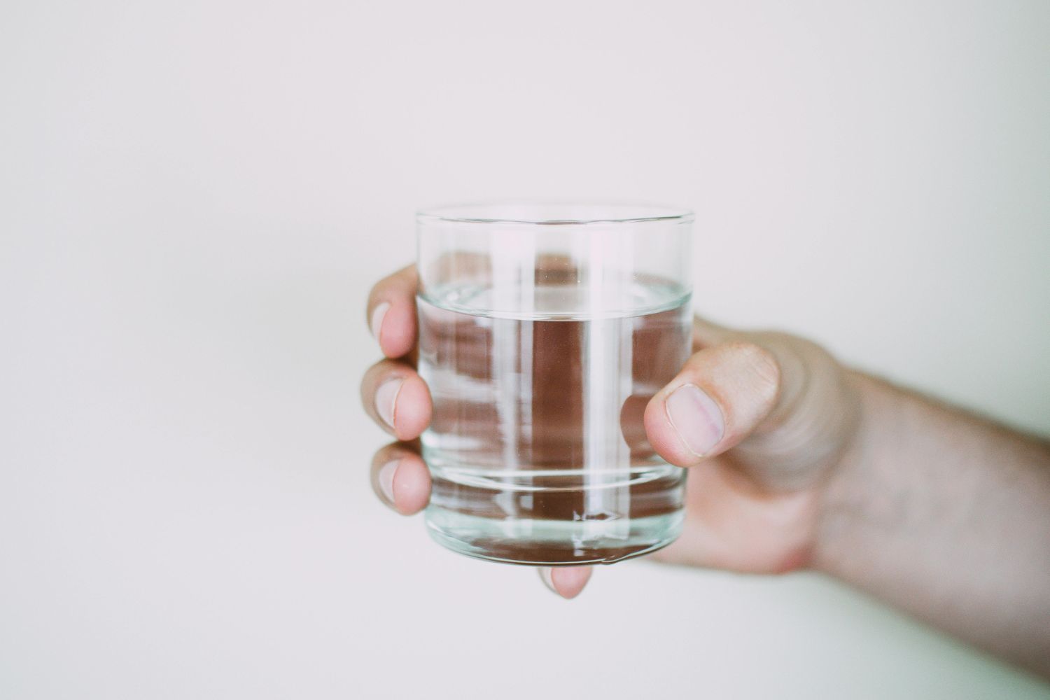 Ela custa centenas de reais por litro, é produzida com tecnologia extrema e representa o auge da pureza química. Ainda assim, essa água não deve jamais ser bebida