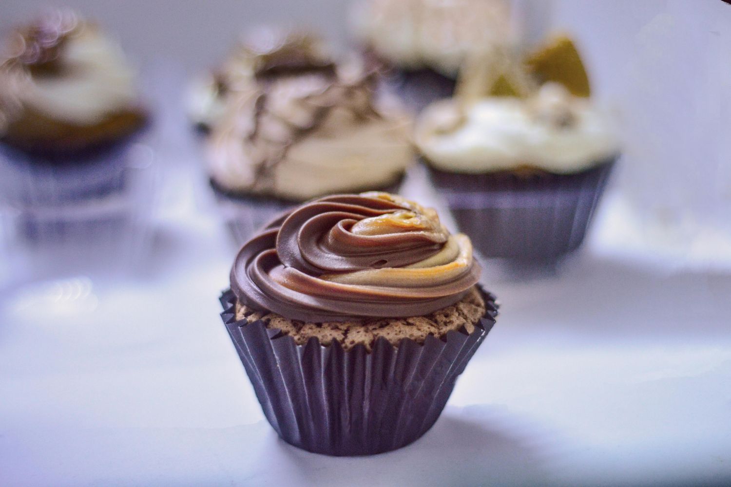 O motivo que faz a vontade por doce explodir à noite