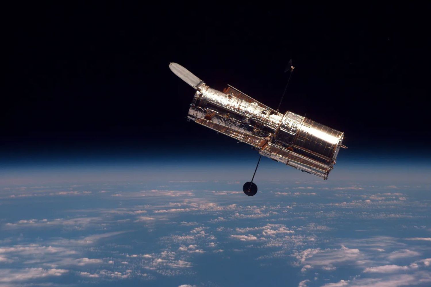 Todos os dias, o telescópio Hubble deixa de observar o Universo por horas seguidas. O motivo não está no espaço profundo, mas em uma região específica da Terra que desafia até a física do campo magnético.