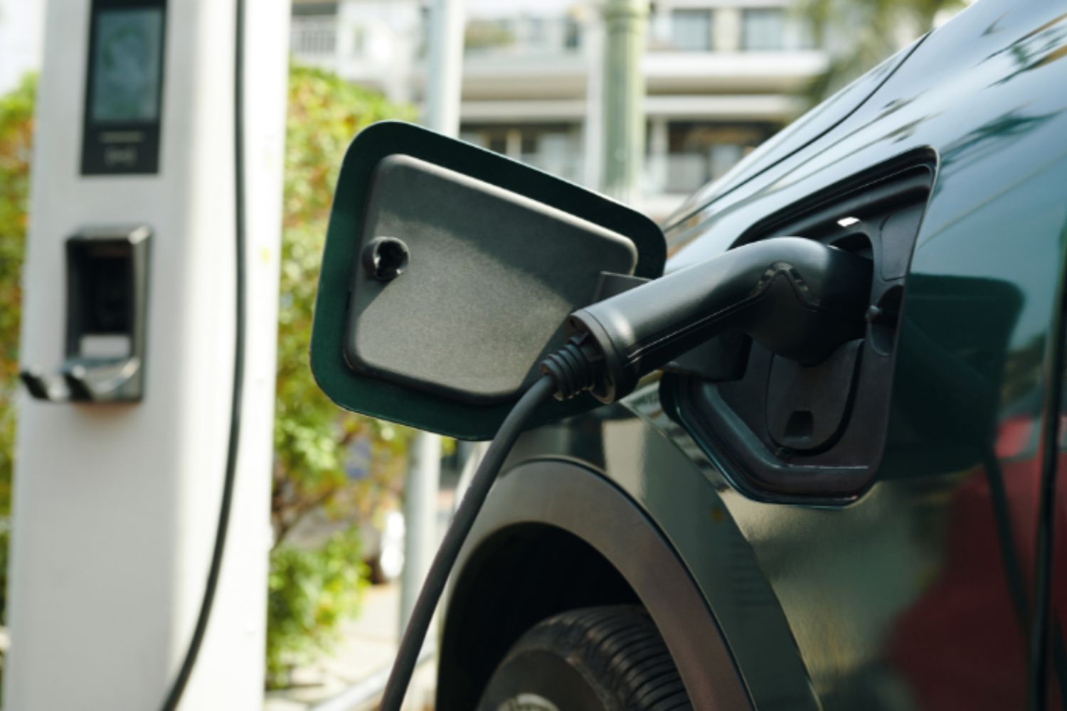 Durante anos, a troca da bateria foi vista como o grande vilão do carro elétrico, mas novos dados indicam que esse temor pode estar perto do fim