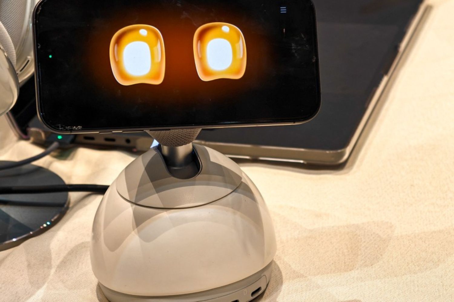 Parece brincadeira, mas este gadget faz o iPhone virar um robô