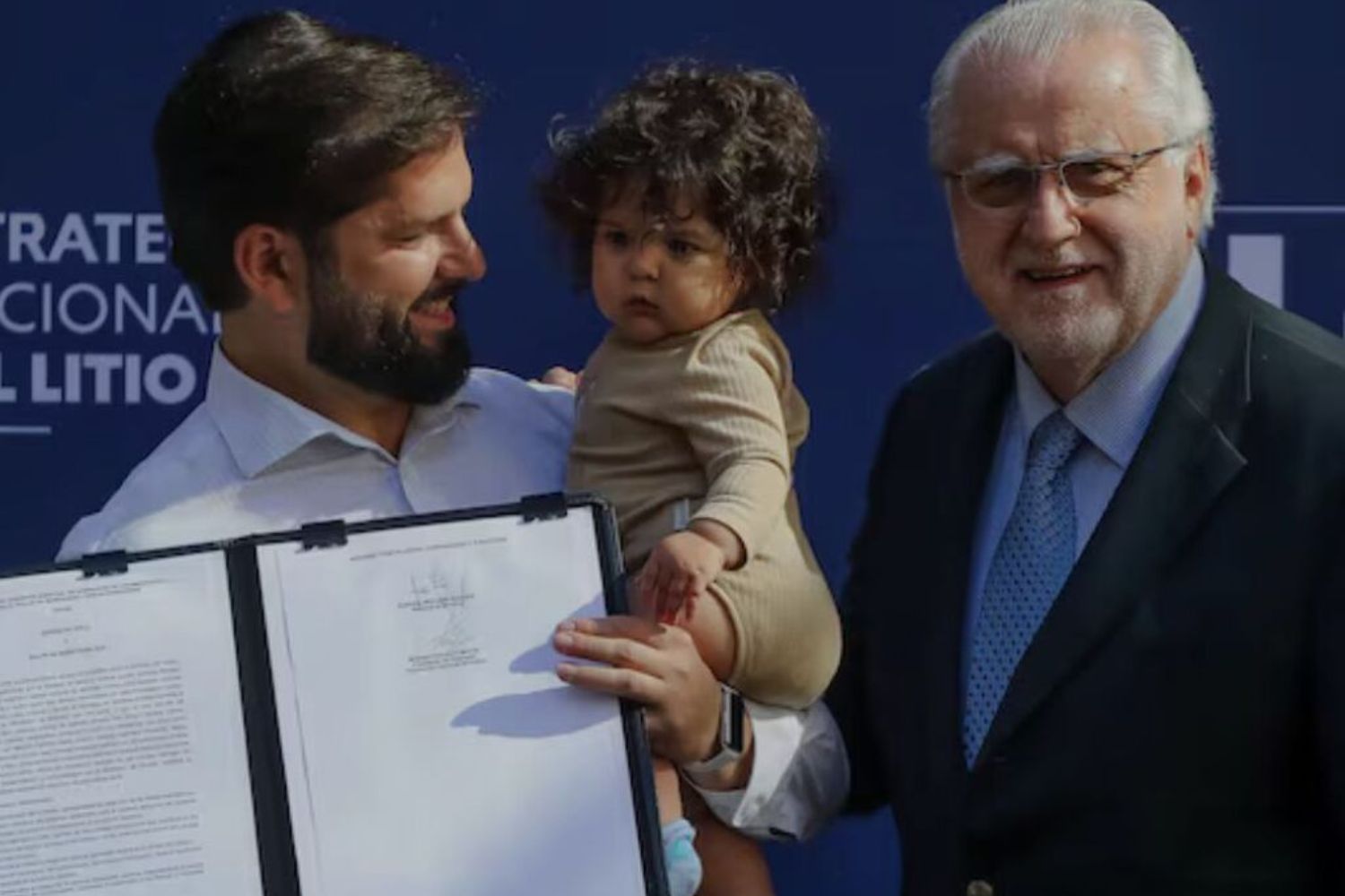 Fora do protocolo: o curioso episódio protagonizado por Boric no palácio presidencial