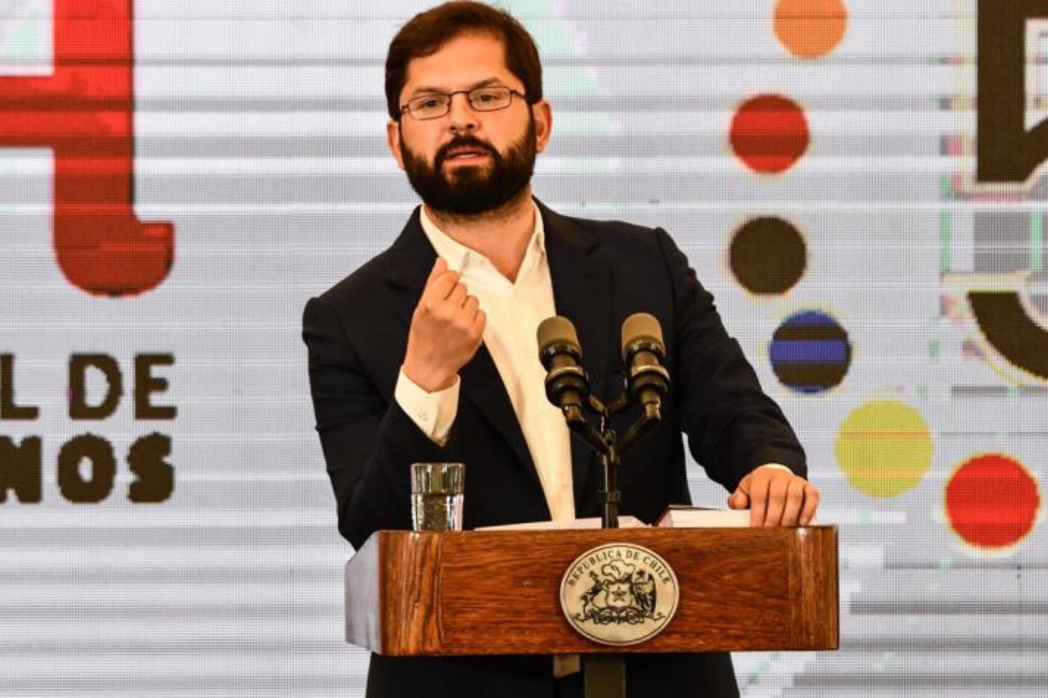 Fora do protocolo: o curioso episódio protagonizado por Boric no palácio presidencial