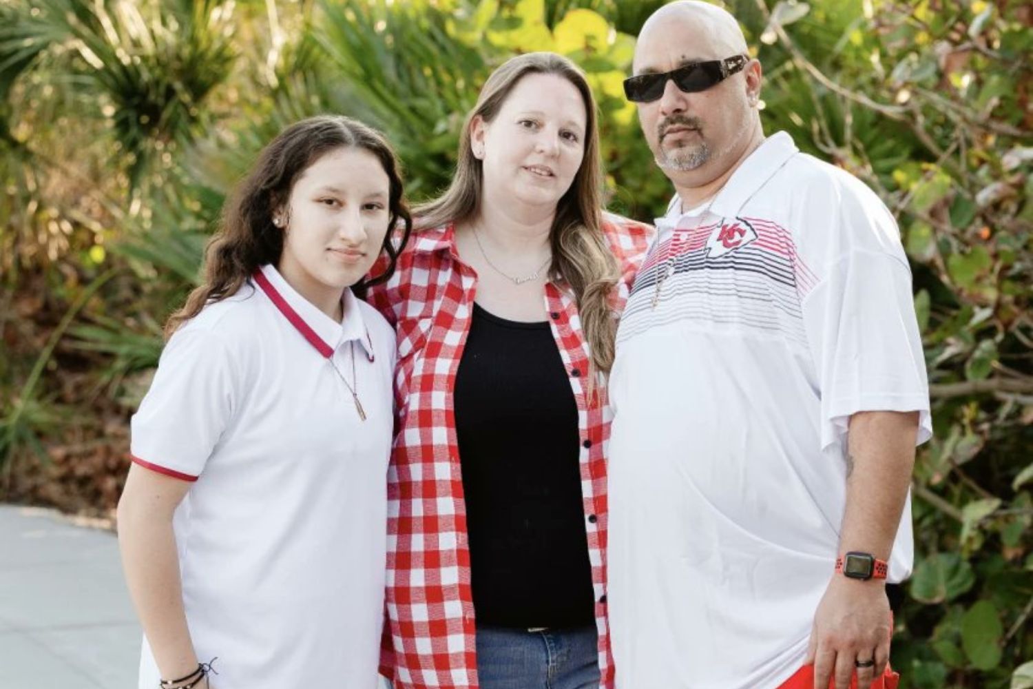 Viveu 40 anos nos EUA com green card… e acabou deportado ao voltar de viagem Ele construiu vida, família e rotina nos Estados Unidos desde os anos 1980. Tinha residência permanente, endereço fixo e décadas de história no país. Ainda assim, uma viagem ao exterior mudou tudo. Ao retornar, foi barrado no aeroporto, detido por meses e, por fim, deportado. O caso reacende dúvidas sobre até que ponto o green card realmente garante estabilidade migratória. A volta de viagem que terminou em detenção Owen Ramsingh deixou os Países Baixos e se estabeleceu nos Estados Unidos em 1986. Ao longo de quase 40 anos, construiu vida no país, morando em Columbia, no estado do Missouri, ao lado da esposa e da filha. Ele possuía green card — a residência permanente que permite viver e trabalhar legalmente no território americano. Mas em 27 de setembro de 2025, ao retornar de uma viagem à Europa, foi impedido de reentrar nos Estados Unidos no aeroporto O’Hare, em Chicago. Agentes do Serviço de Imigração e Controle de Aduanas (ICE) o detiveram imediatamente. Segundo as autoridades, a retenção ocorreu devido a antecedentes criminais relacionados a drogas. Ramsingh foi transferido para um centro de detenção no Texas, onde permaneceu por meses enquanto o caso tramitava. Inicialmente, um juiz de imigração indicou à família que bastaria apresentar determinados documentos para anular o processo de deportação. A expectativa era de que a situação fosse resolvida sem maiores consequências. No entanto, o caso mudou de mãos. Um segundo magistrado assumiu o processo, Ramsingh foi transferido para o Novo México e o cenário se alterou drasticamente. O novo juiz decidiu dar continuidade à deportação. Os antecedentes citados incluem duas ocorrências: uma relacionada à cocaína, nos anos 1990 — quando ele tinha 16 anos e foi julgado como adulto — e outra envolvendo maconha, registrada em 2011. Meses de detenção e o retorno definitivo à Europa Após meses sob custódia do ICE, Ramsingh foi oficialmente liberado em 7 de fevereiro — mas para embarcar em um voo rumo a Amsterdã. A deportação foi confirmada pela esposa, Diana, em uma publicação nas redes sociais. Ela informou que ele estava a caminho dos Países Baixos e que ela e a filha se juntariam a ele no dia seguinte. A mudança, segundo a família, será definitiva. O casal agora tenta reorganizar a vida no país de origem dele, após décadas estabelecido nos Estados Unidos. A esposa indicou que pretende documentar o processo de transição para amigos e apoiadores. O episódio gerou debates em grupos comunitários e nas redes sociais, especialmente entre imigrantes de longa data que acreditam que o green card oferece proteção quase absoluta contra expulsão. Quando um residente permanente pode ser deportado? Embora a residência permanente conceda amplos direitos, ela não equivale à cidadania americana. Autoridades federais podem iniciar processo de deportação contra portadores de green card em determinadas circunstâncias. Entre os principais motivos estão condenações por crimes graves — incluindo tráfico de drogas —, longas ausências do país sem autorização adequada de reentrada, fraudes na obtenção da residência e descumprimento de obrigações fiscais. No caso de Ramsingh, os antecedentes criminais foram determinantes para a decisão final. Mesmo ocorrências antigas podem ser consideradas pelas autoridades migratórias, especialmente quando envolvem substâncias controladas. O caso também evidencia como o retorno ao país após viagem internacional pode desencadear reavaliações do status migratório. Ao passar pelo controle de fronteira, residentes permanentes estão sujeitos à revisão de histórico. Para especialistas em imigração, o episódio reforça a importância de acompanhamento jurídico constante, principalmente para quem possui antecedentes criminais. Quatro décadas de residência não foram suficientes para evitar a expulsão. E a história levanta uma questão sensível para milhões de residentes permanentes: até que ponto a estabilidade migratória é realmente garantida?