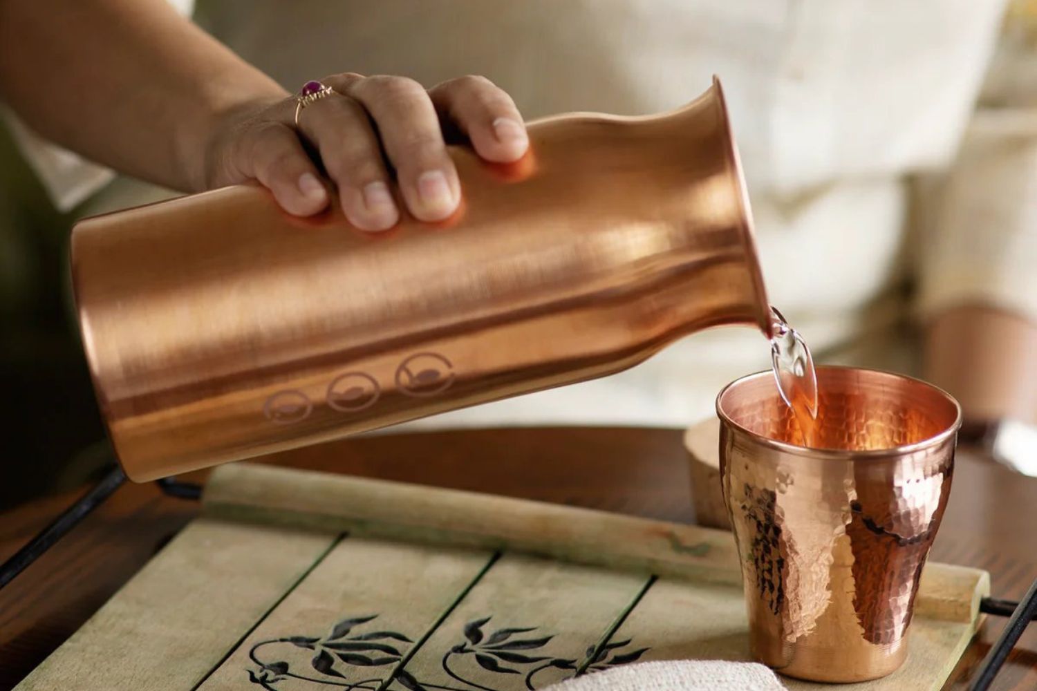 Beber água quente em jejum: a moda matinal viral que está dividindo especialistas