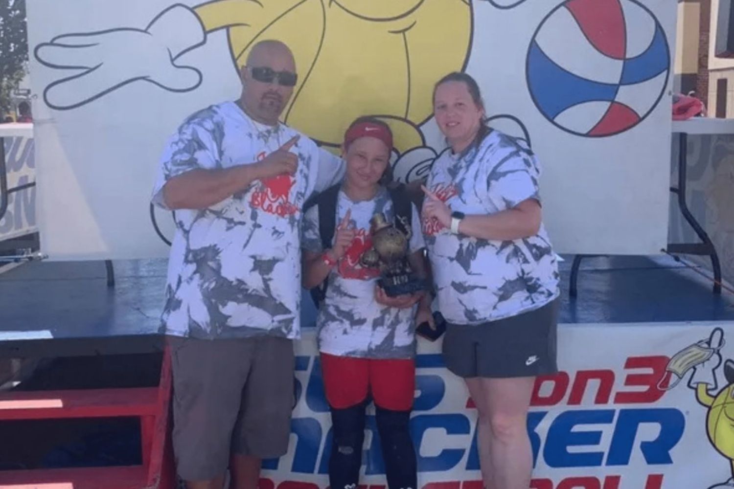 Viveu 40 anos nos EUA com green card… e acabou deportado ao voltar de viagem Ele construiu vida, família e rotina nos Estados Unidos desde os anos 1980. Tinha residência permanente, endereço fixo e décadas de história no país. Ainda assim, uma viagem ao exterior mudou tudo. Ao retornar, foi barrado no aeroporto, detido por meses e, por fim, deportado. O caso reacende dúvidas sobre até que ponto o green card realmente garante estabilidade migratória. A volta de viagem que terminou em detenção Owen Ramsingh deixou os Países Baixos e se estabeleceu nos Estados Unidos em 1986. Ao longo de quase 40 anos, construiu vida no país, morando em Columbia, no estado do Missouri, ao lado da esposa e da filha. Ele possuía green card — a residência permanente que permite viver e trabalhar legalmente no território americano. Mas em 27 de setembro de 2025, ao retornar de uma viagem à Europa, foi impedido de reentrar nos Estados Unidos no aeroporto O’Hare, em Chicago. Agentes do Serviço de Imigração e Controle de Aduanas (ICE) o detiveram imediatamente. Segundo as autoridades, a retenção ocorreu devido a antecedentes criminais relacionados a drogas. Ramsingh foi transferido para um centro de detenção no Texas, onde permaneceu por meses enquanto o caso tramitava. Inicialmente, um juiz de imigração indicou à família que bastaria apresentar determinados documentos para anular o processo de deportação. A expectativa era de que a situação fosse resolvida sem maiores consequências. No entanto, o caso mudou de mãos. Um segundo magistrado assumiu o processo, Ramsingh foi transferido para o Novo México e o cenário se alterou drasticamente. O novo juiz decidiu dar continuidade à deportação. Os antecedentes citados incluem duas ocorrências: uma relacionada à cocaína, nos anos 1990 — quando ele tinha 16 anos e foi julgado como adulto — e outra envolvendo maconha, registrada em 2011. Meses de detenção e o retorno definitivo à Europa Após meses sob custódia do ICE, Ramsingh foi oficialmente liberado em 7 de fevereiro — mas para embarcar em um voo rumo a Amsterdã. A deportação foi confirmada pela esposa, Diana, em uma publicação nas redes sociais. Ela informou que ele estava a caminho dos Países Baixos e que ela e a filha se juntariam a ele no dia seguinte. A mudança, segundo a família, será definitiva. O casal agora tenta reorganizar a vida no país de origem dele, após décadas estabelecido nos Estados Unidos. A esposa indicou que pretende documentar o processo de transição para amigos e apoiadores. O episódio gerou debates em grupos comunitários e nas redes sociais, especialmente entre imigrantes de longa data que acreditam que o green card oferece proteção quase absoluta contra expulsão. Quando um residente permanente pode ser deportado? Embora a residência permanente conceda amplos direitos, ela não equivale à cidadania americana. Autoridades federais podem iniciar processo de deportação contra portadores de green card em determinadas circunstâncias. Entre os principais motivos estão condenações por crimes graves — incluindo tráfico de drogas —, longas ausências do país sem autorização adequada de reentrada, fraudes na obtenção da residência e descumprimento de obrigações fiscais. No caso de Ramsingh, os antecedentes criminais foram determinantes para a decisão final. Mesmo ocorrências antigas podem ser consideradas pelas autoridades migratórias, especialmente quando envolvem substâncias controladas. O caso também evidencia como o retorno ao país após viagem internacional pode desencadear reavaliações do status migratório. Ao passar pelo controle de fronteira, residentes permanentes estão sujeitos à revisão de histórico. Para especialistas em imigração, o episódio reforça a importância de acompanhamento jurídico constante, principalmente para quem possui antecedentes criminais. Quatro décadas de residência não foram suficientes para evitar a expulsão. E a história levanta uma questão sensível para milhões de residentes permanentes: até que ponto a estabilidade migratória é realmente garantida?