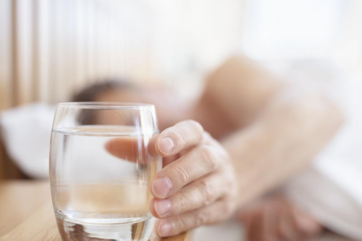 Beber água quente em jejum: a moda matinal viral que está dividindo especialistas