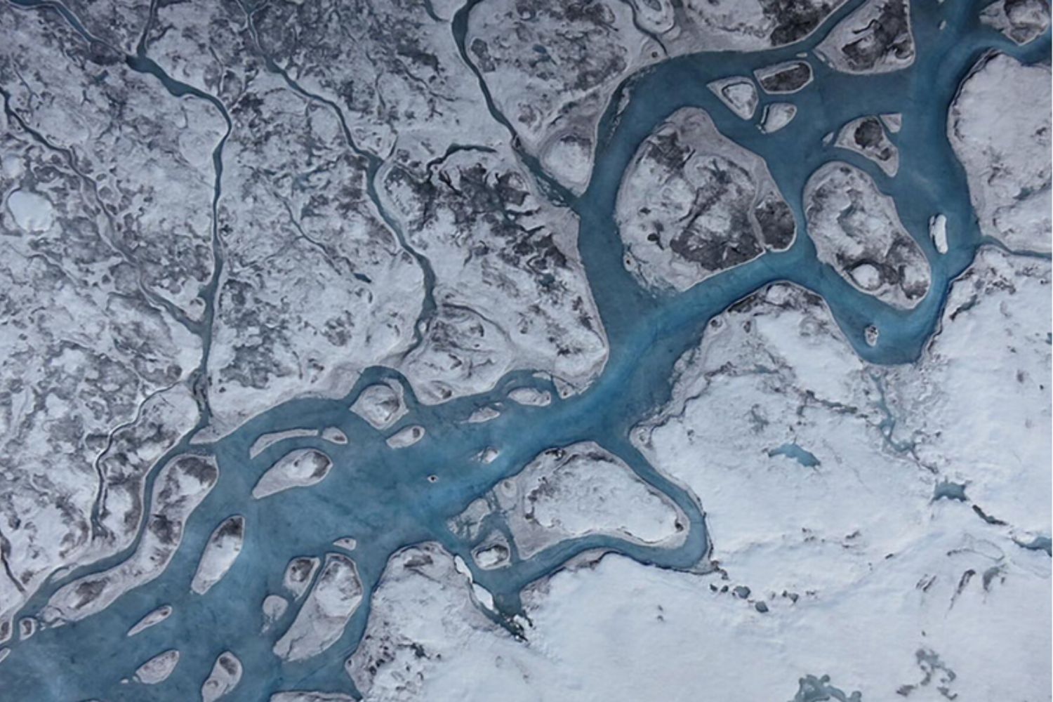 Cientistas descobrem movimento inesperado sob o gelo da Groenlândia