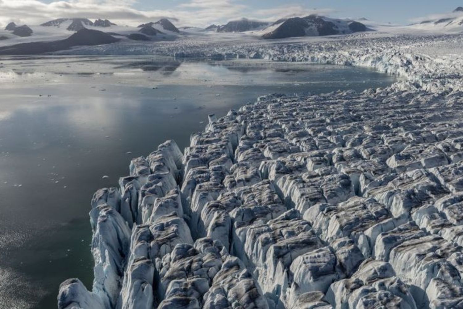 Cientistas descobrem movimento inesperado sob o gelo da Groenlândia