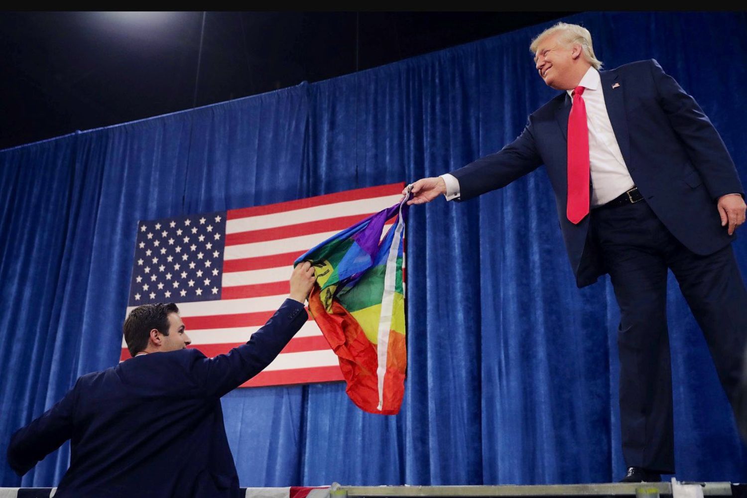 Movimento LGBTIQ+ desafia Trump ao colocar bandeira em monumento que marcou a história