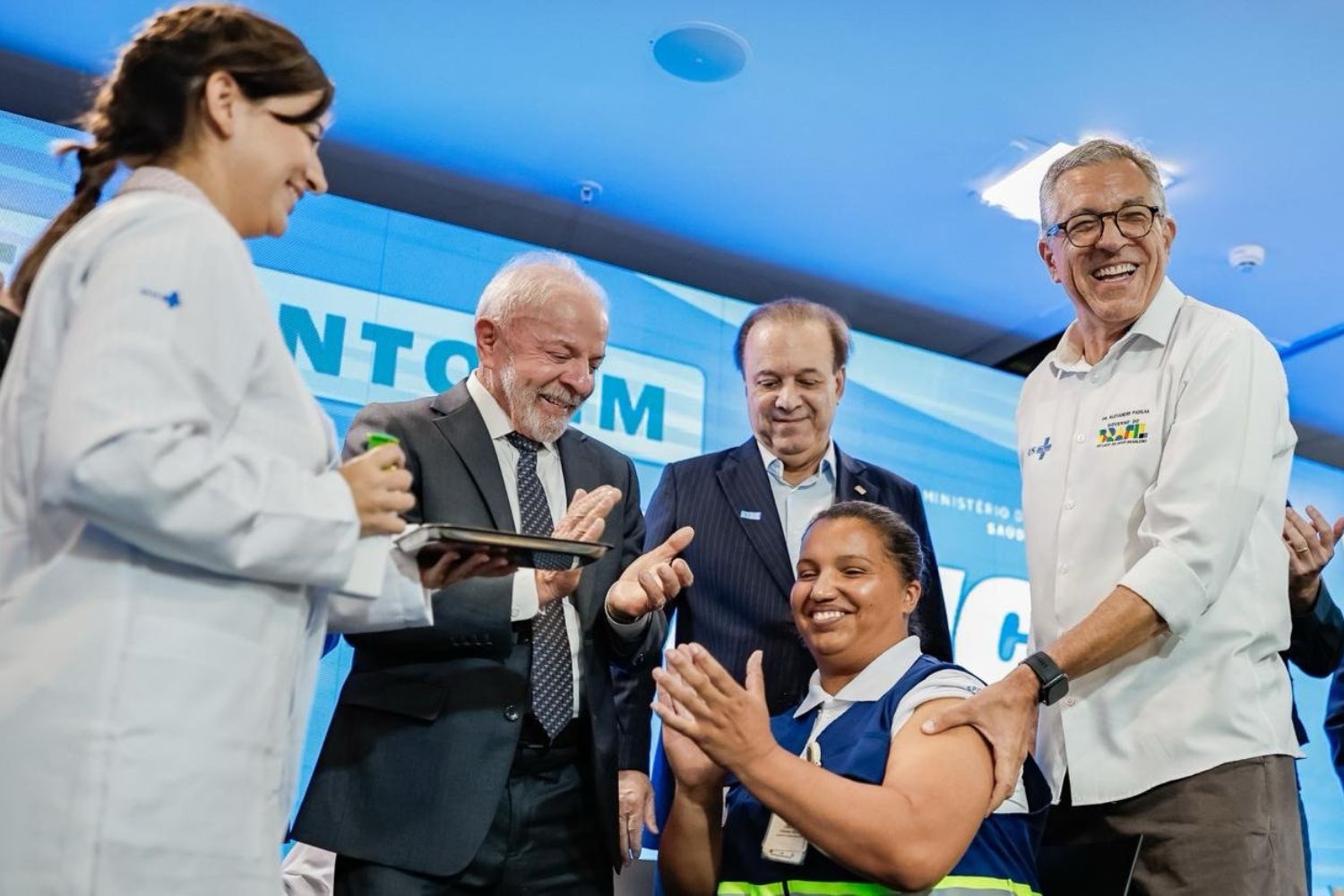 Governo anuncia aporte milionário para reforçar fábrica de vacinas no país