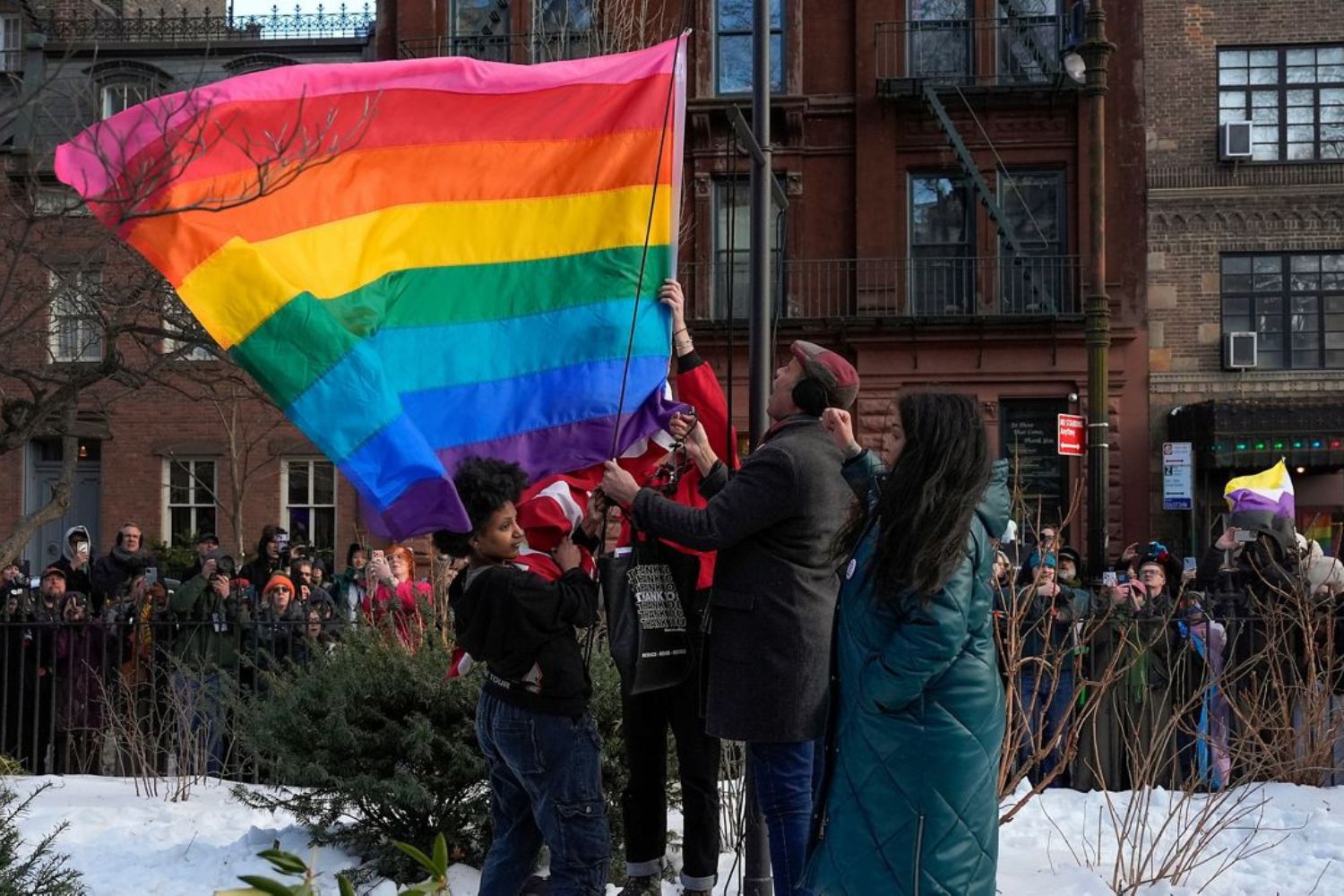 Movimento LGBTIQ+ desafia Trump ao colocar bandeira em monumento que marcou a história