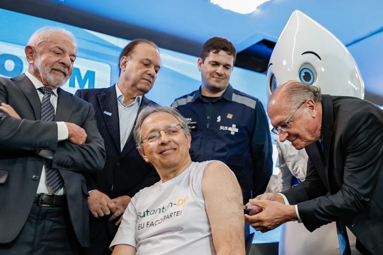 Governo anuncia aporte milionário para reforçar fábrica de vacinas no país