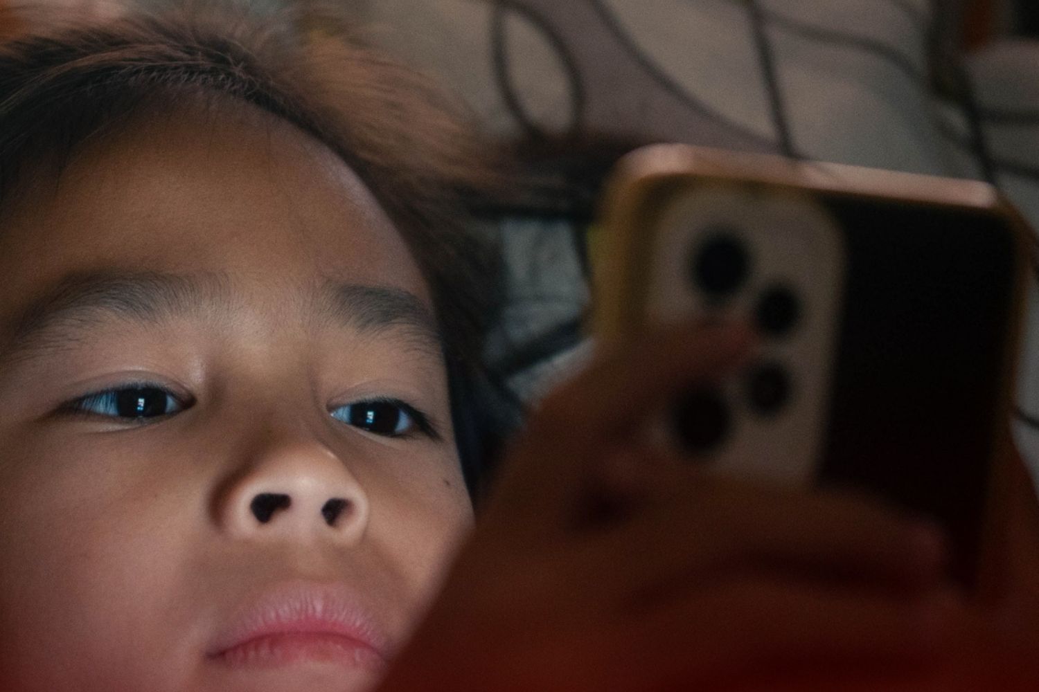 A geração que cresceu conectada e um alerta que ecoa nas escolas