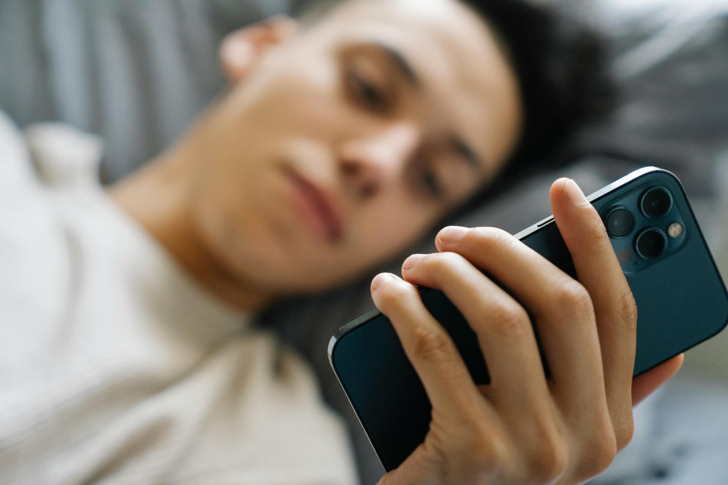 O estudo que colocou em xeque a ideia de que o celular ajuda a relaxar