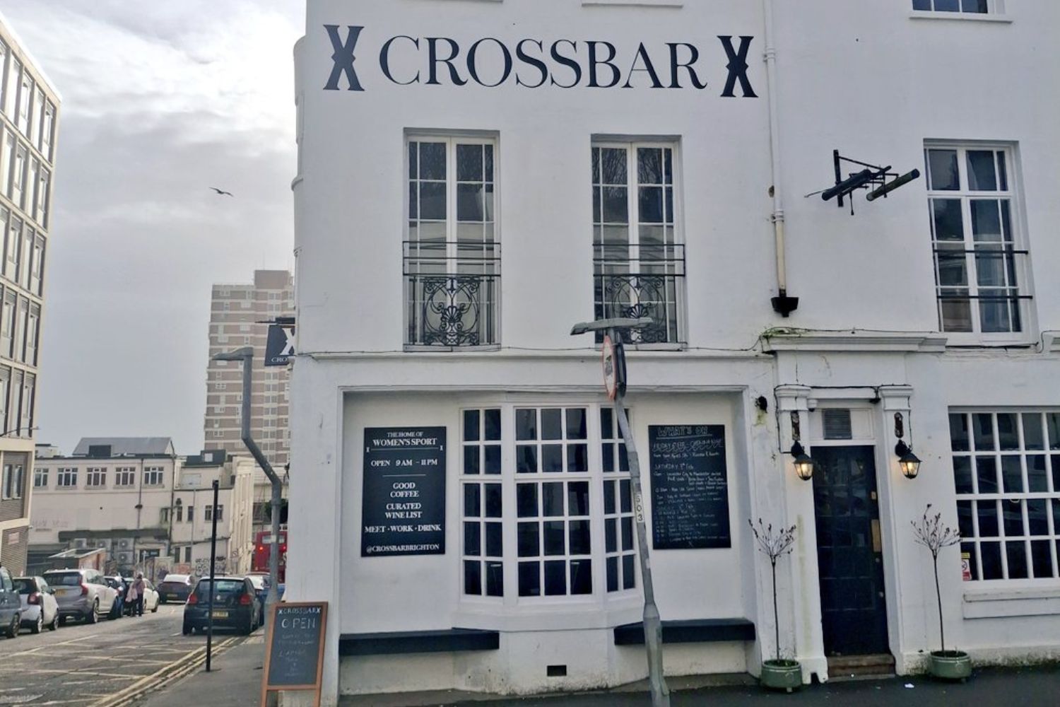 Novo bar no Reino Unido prioriza esportes femininos e lota em minutos