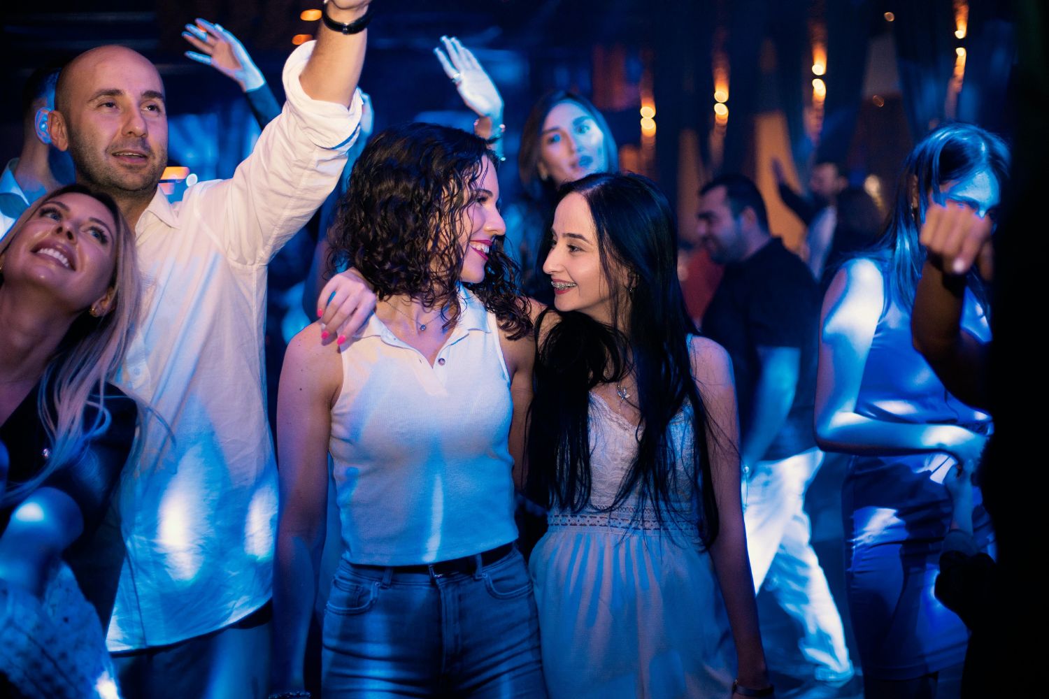 Como mulheres estão sendo usadas como mercadoria em vídeos de vida noturna