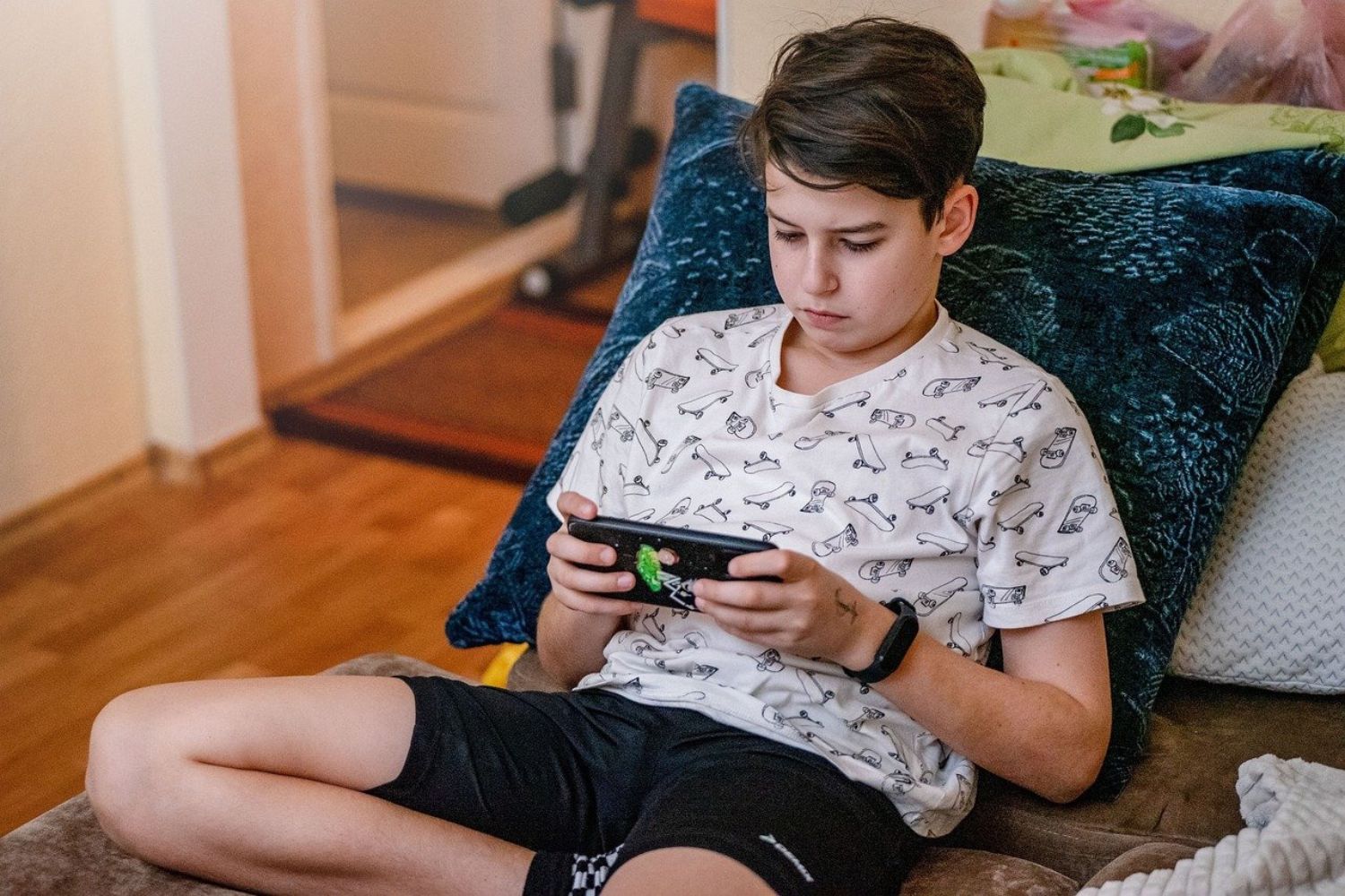 Um dia comum no TikTok de um adolescente — e o que o algoritmo revela nas entrelinhas