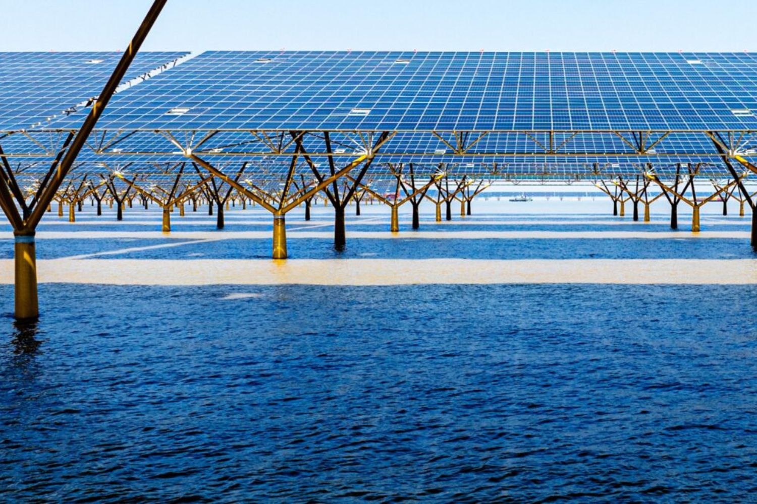 Sem espaço em terra e com demanda crescente nas megacidades costeiras, a China decidiu levar a energia solar sobre o mar