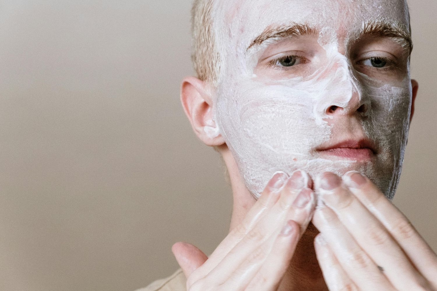 Quando o excesso de skincare vira um problema silencioso para a pele