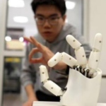 Ingenieros Del Mit Desarrollan Pulsera Inteligente Que Permite Controlar A Distancia Las Manos De Robots