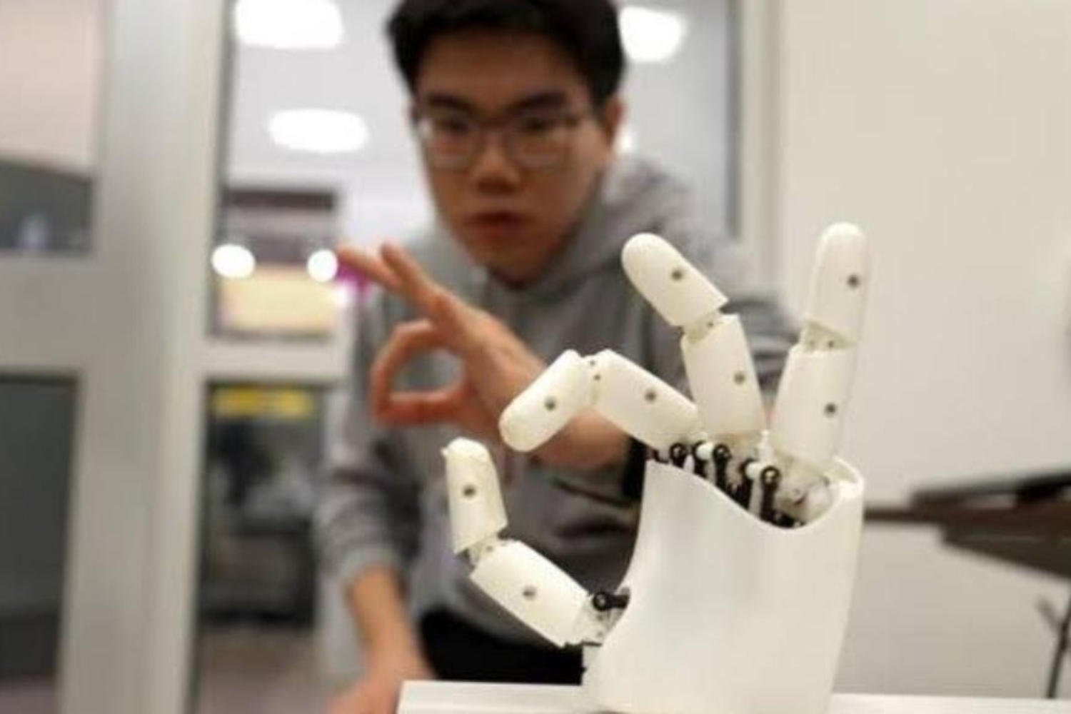 Ingenieros Del Mit Desarrollan Pulsera Inteligente Que Permite Controlar A Distancia Las Manos De Robots