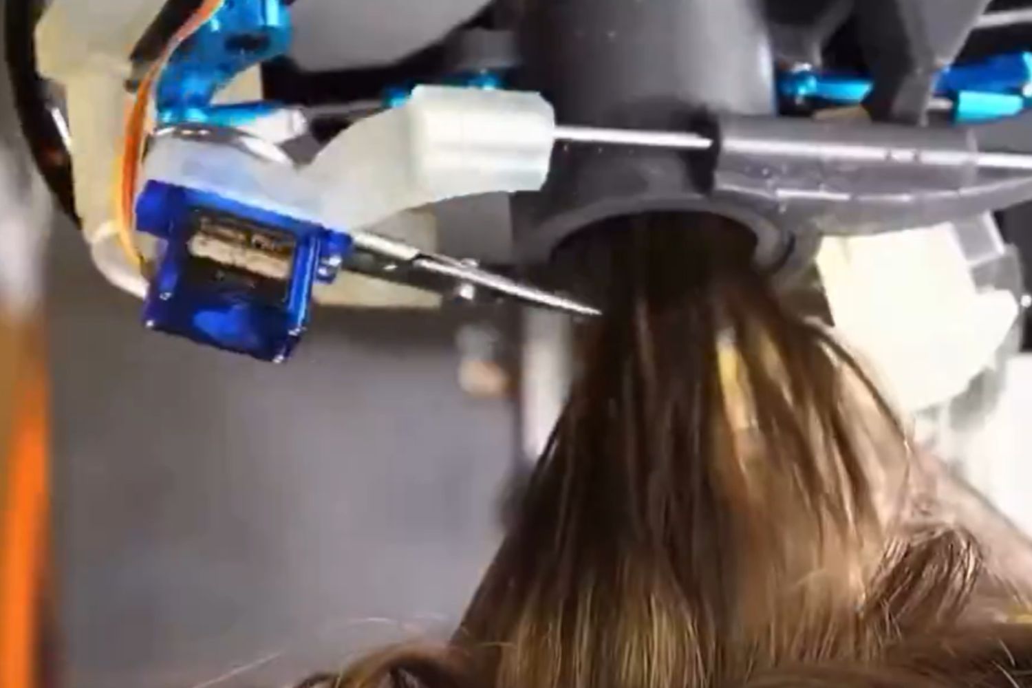 Ele não confiava em cabeleireiros, então construiu um robô para cortar o próprio cabelo