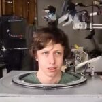 Ele não confiava em cabeleireiros, então construiu um robô para cortar o próprio cabelo